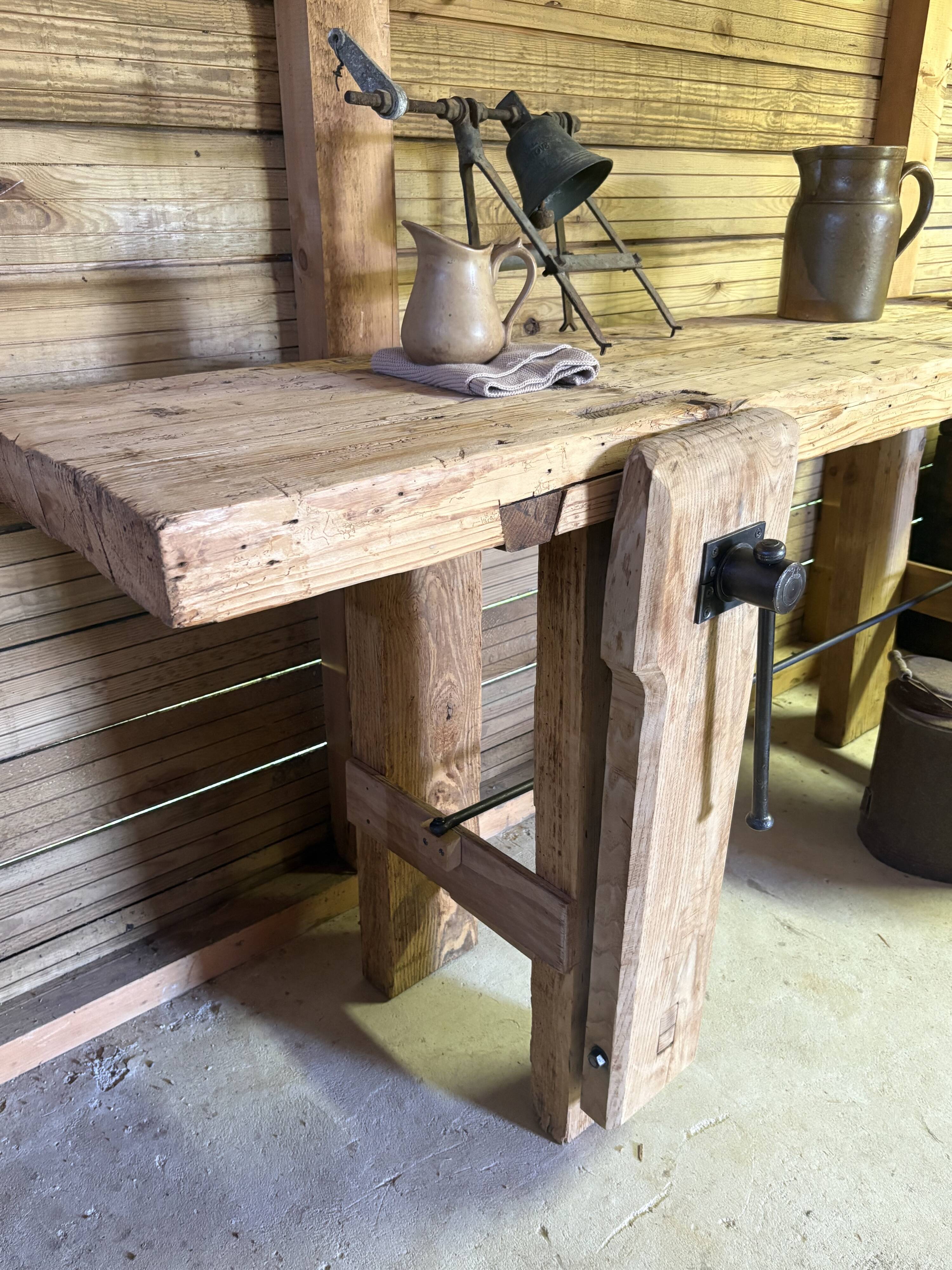 Établi ancien en bois massif avec étau – Authenticité & charme d’atelier