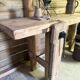 Établi ancien en bois massif avec étau – Authenticité & charme d’atelier