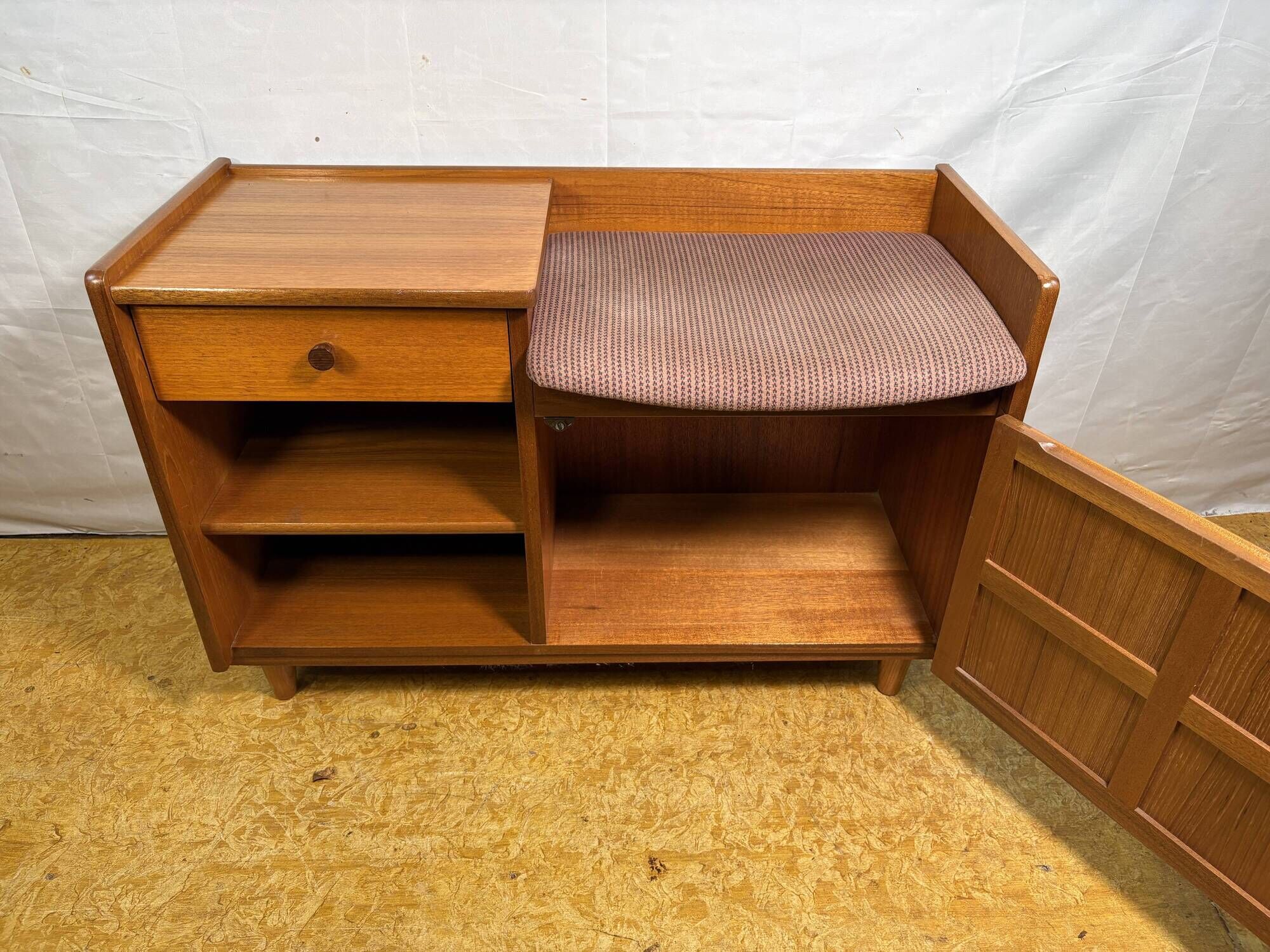 Mid-Century Retro Vintage Nathan Teak Telephone Seat – 1960s–1970s Stylish