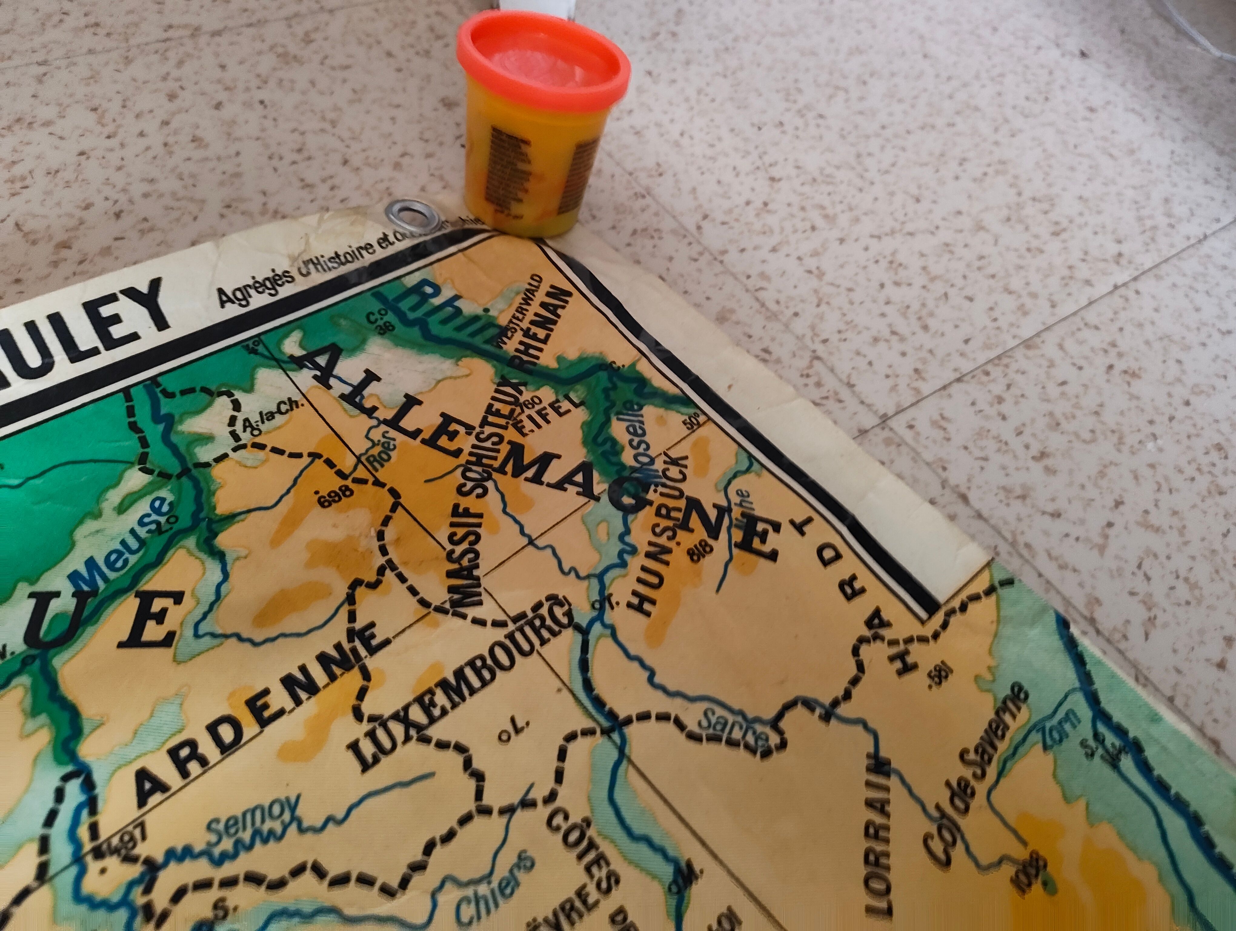 Physical map of France Kaeppeln