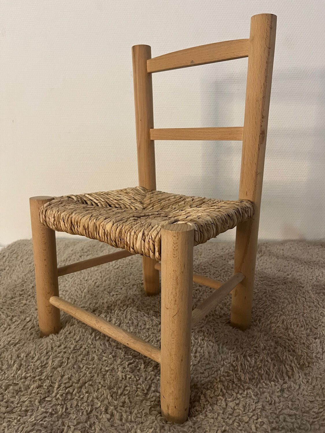 Children's chair in natural wood mulched