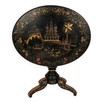 Large tilting pedestal table, black lacquered wood decorated with an animated oriental landscape and flowers, 19th century