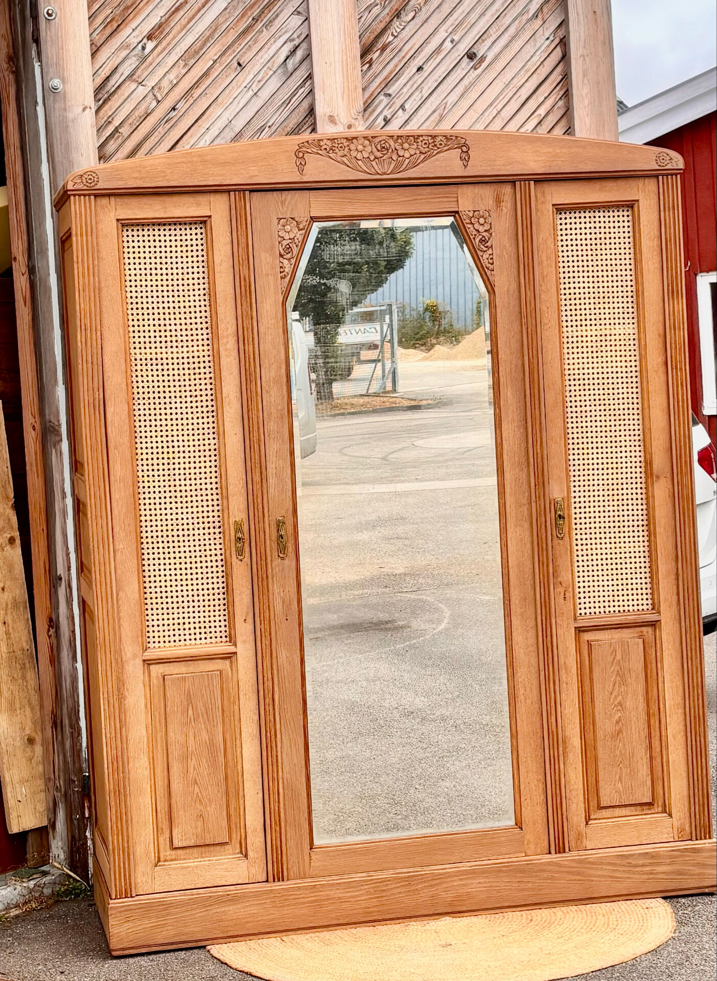 Grande armoire ancienne en chêne massif brut et cannage / dressing