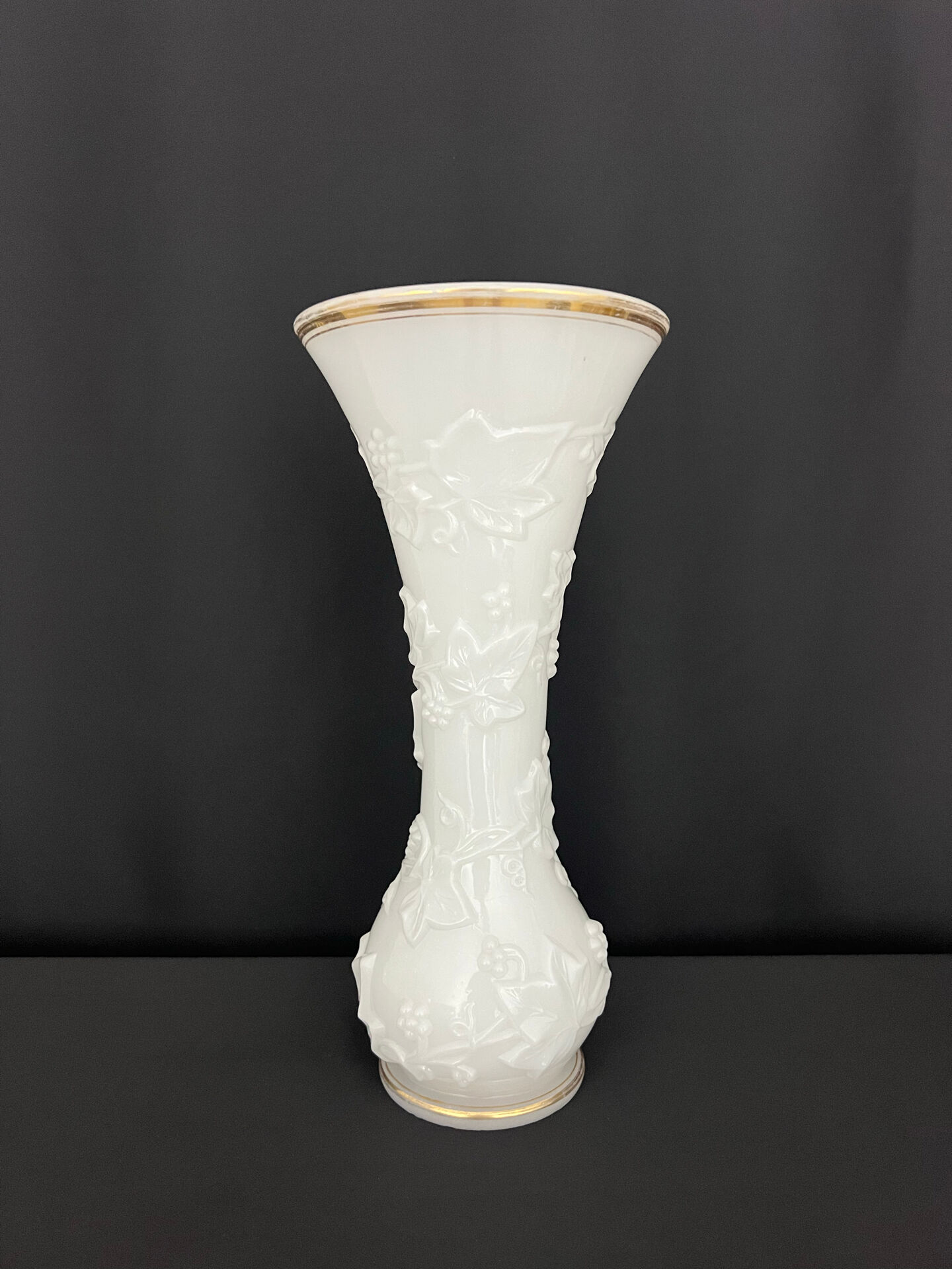 Vase "with Ivy Garland" in white opaline glass, attributed to Bacca.