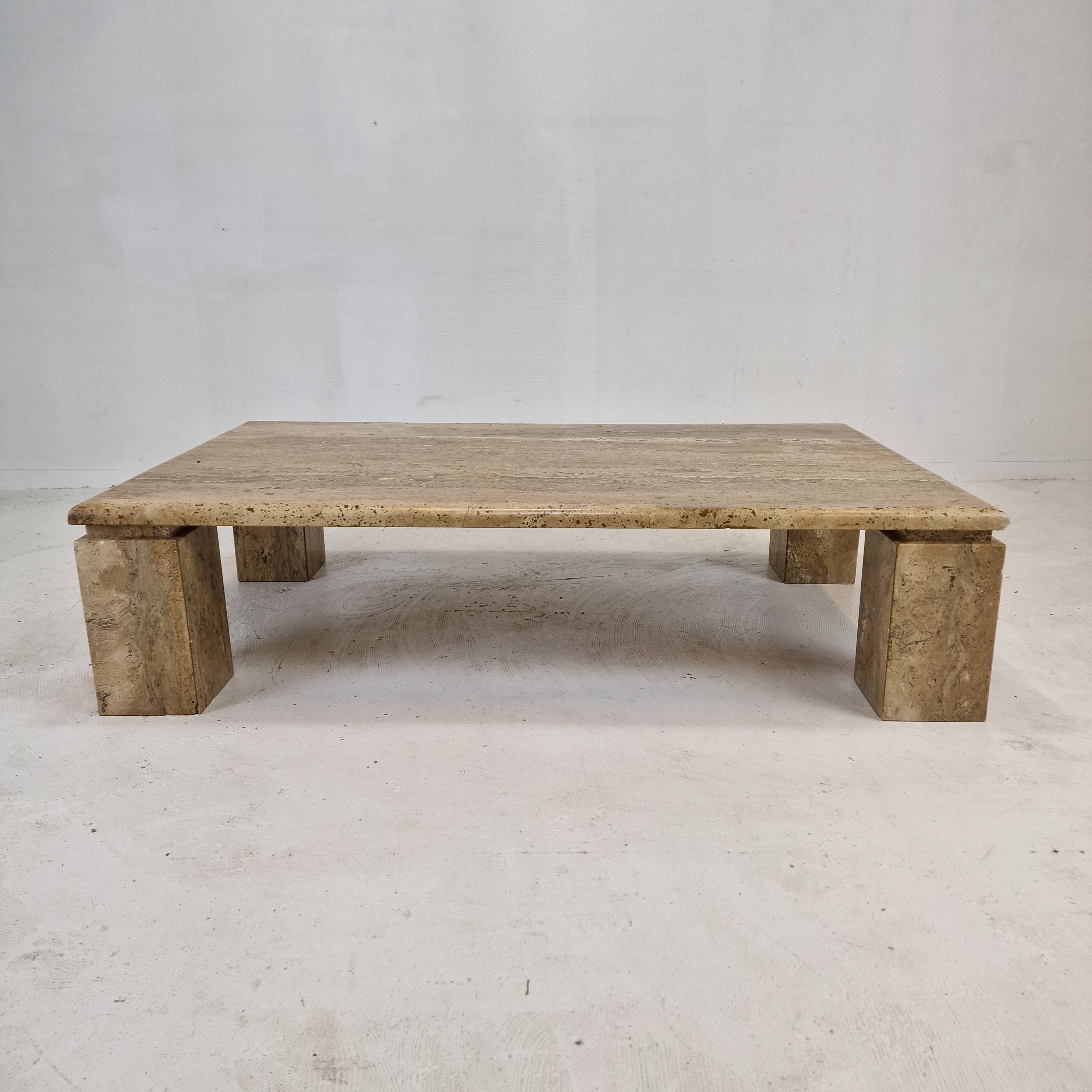 Table basse italienne en travertin, années 1980
