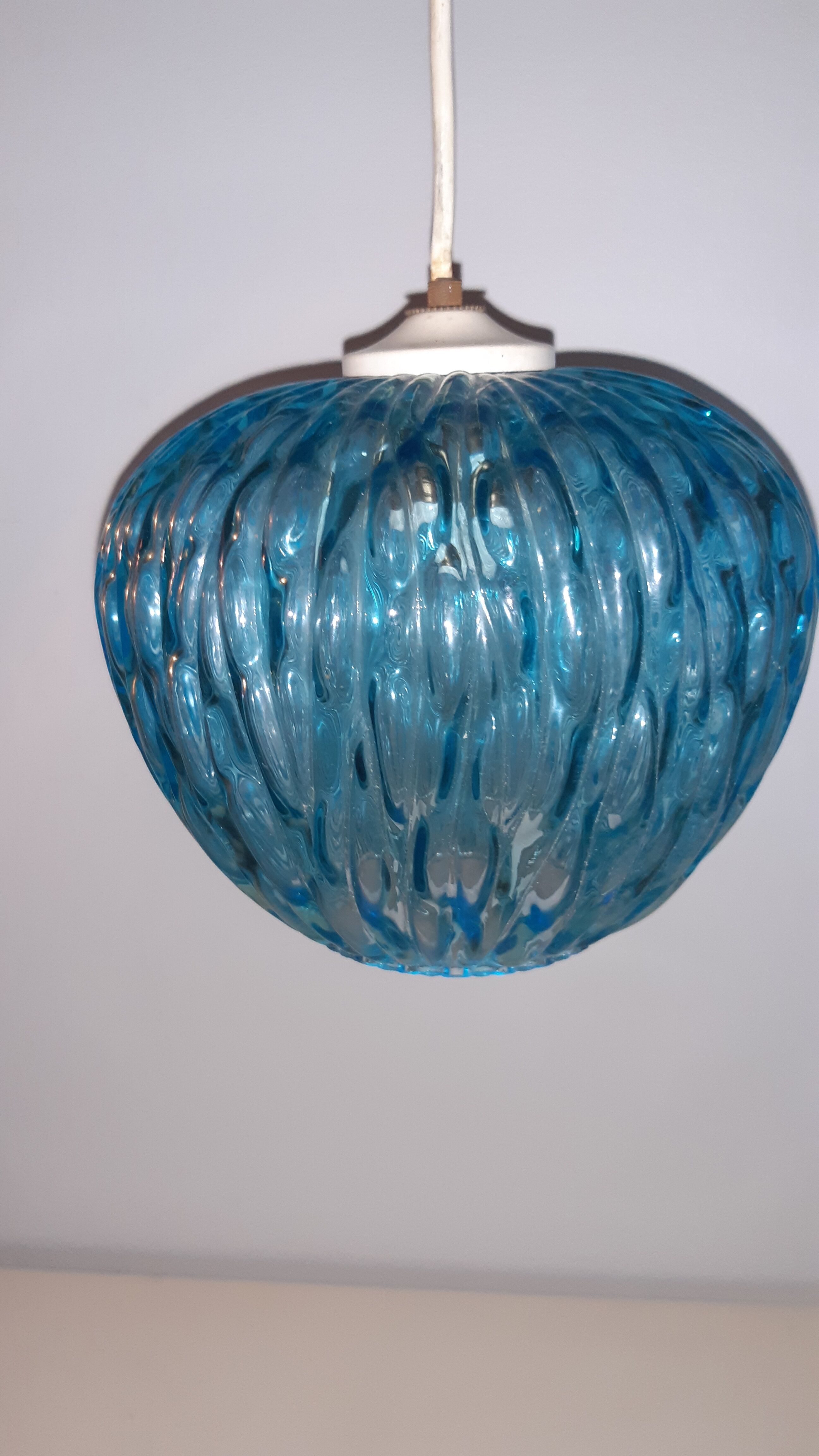 Suspension in blue glass, chiseled