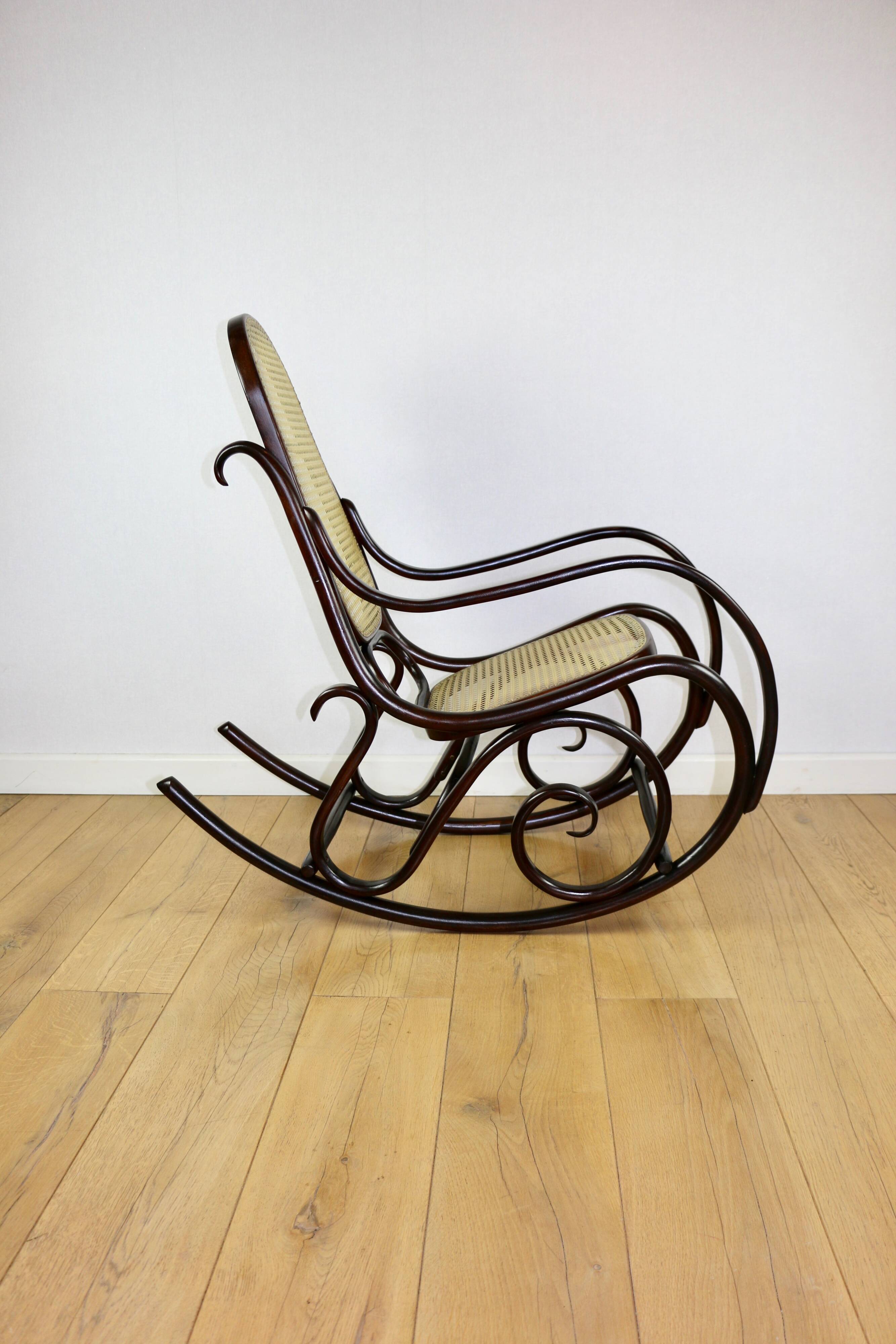 Rocking chair on runners, original brown, 1970s - very good condition