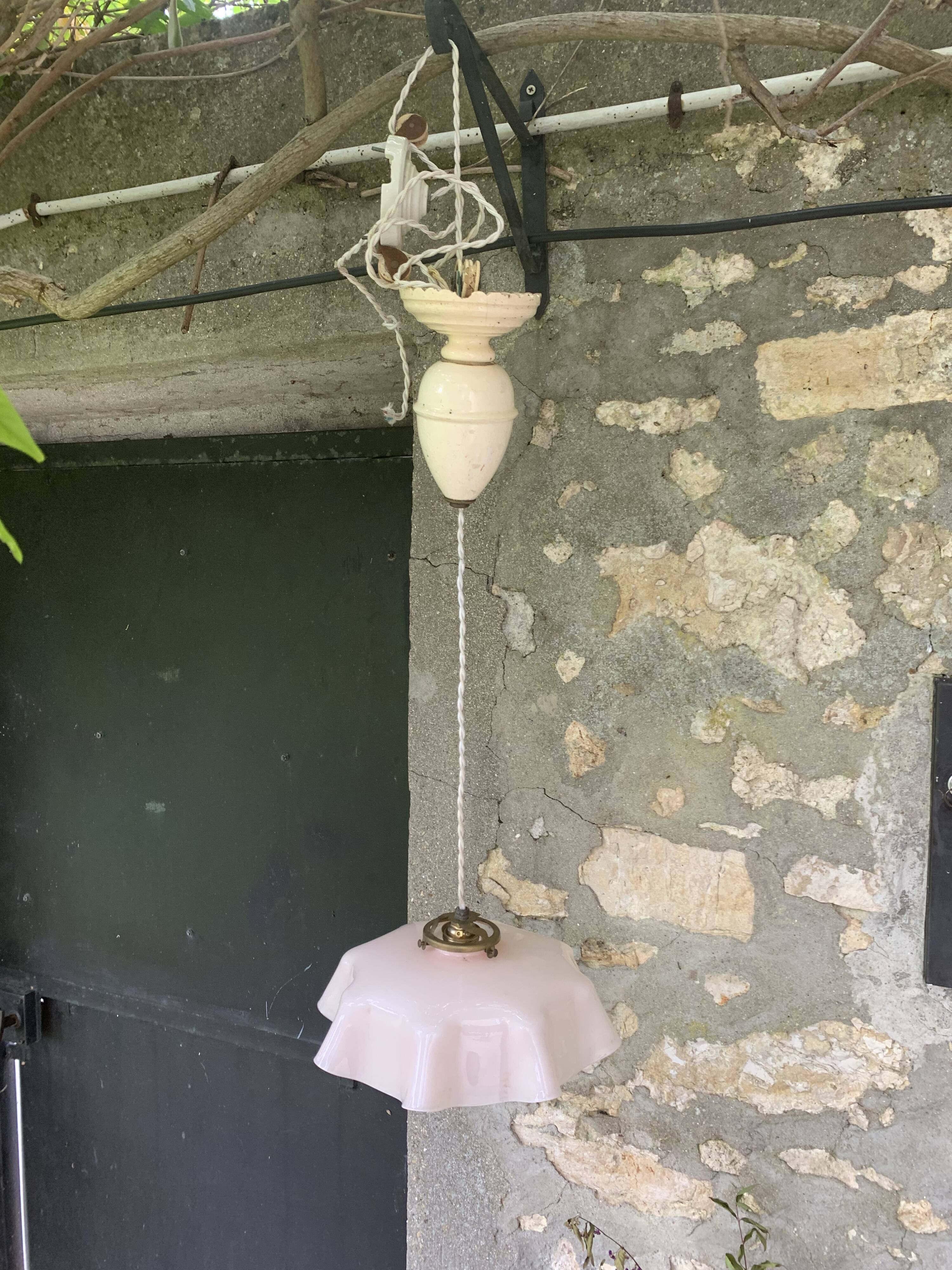 Lustre, suspension en opaline rose et intérieur blanc, complète ancienne