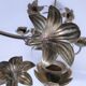 Paire de chandeliers laiton bronze décor floral