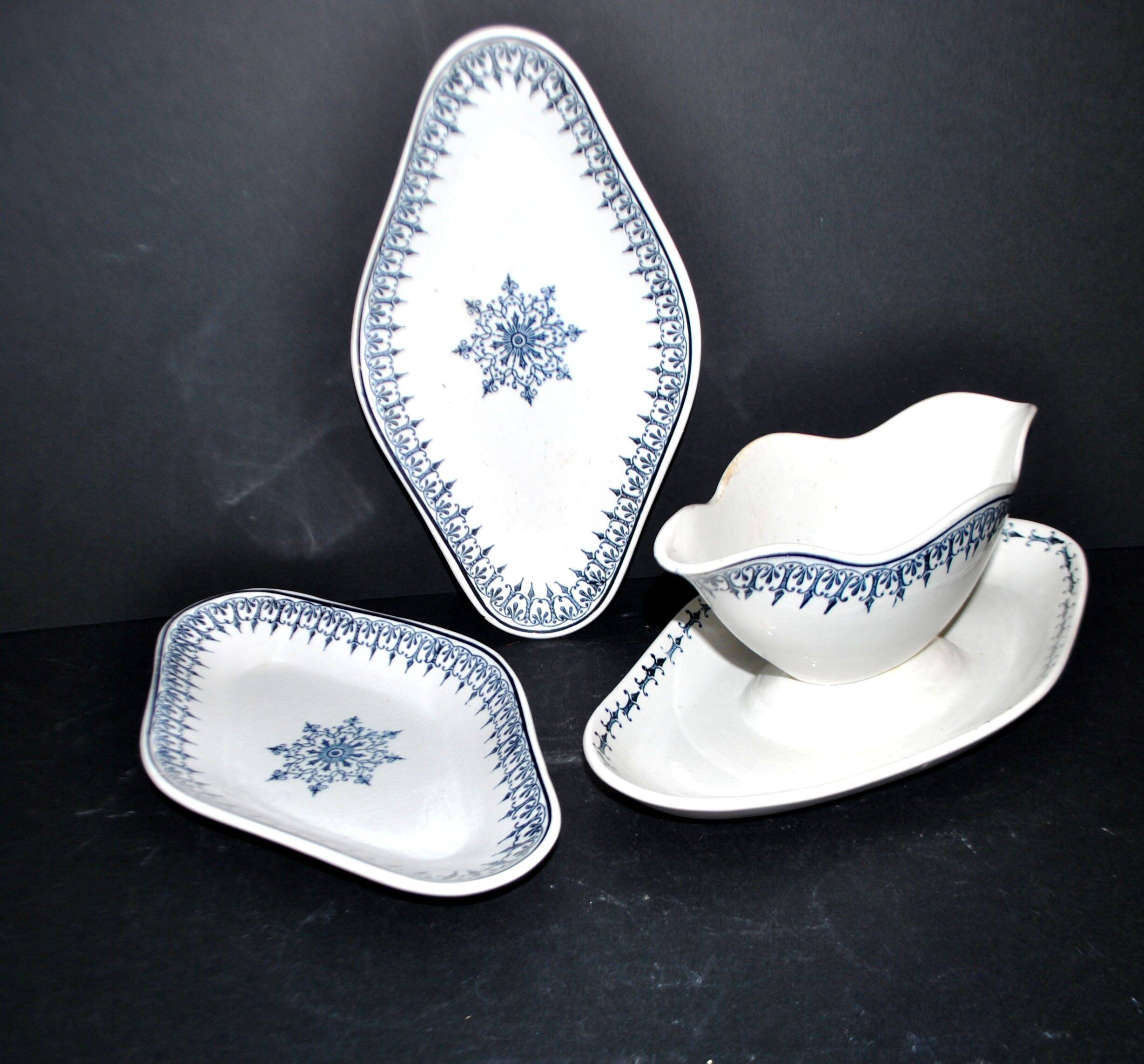 Saint Amand sauce boat and 2 earthenware dishes with navy blue rose decoration Primax