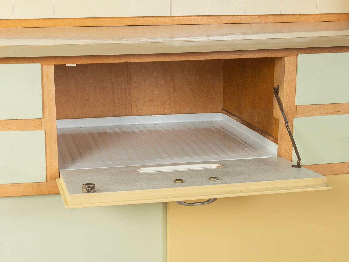 Enchanting two-piece kitchen cabinet from the 1950s in typical pastel colours