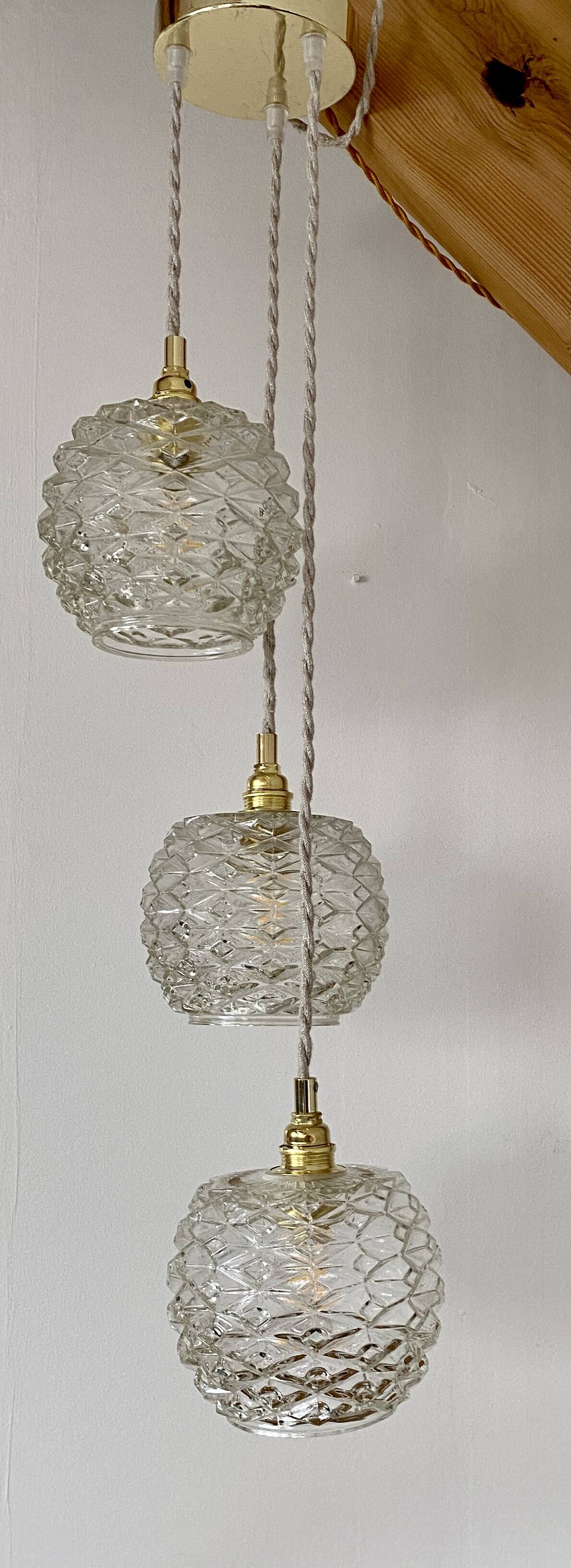 Suspension cascade trois feux globes vintage en verre moulé