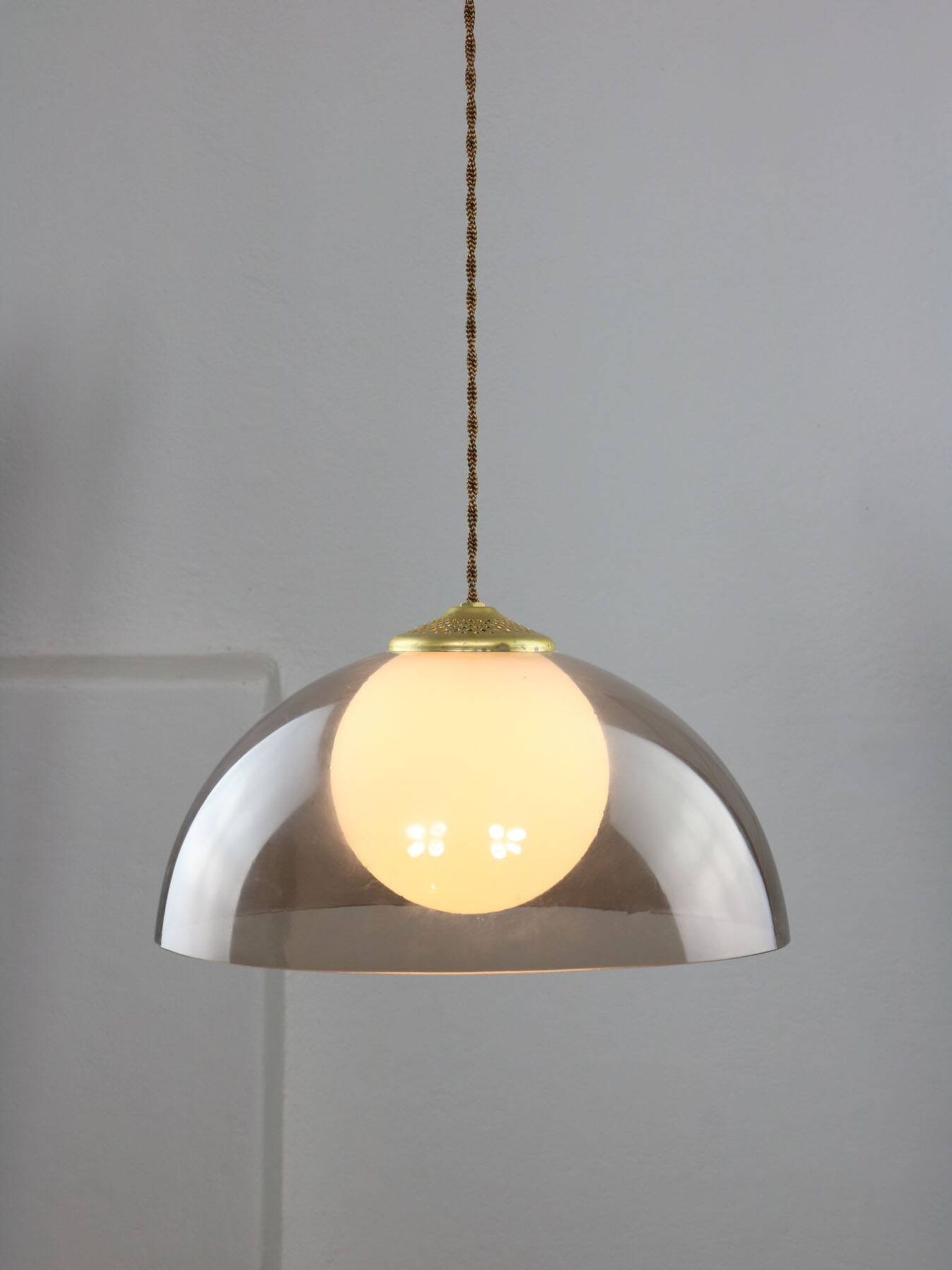 Lampe à suspension italienne en laiton, opaline et plexiglas de l'ère spatiale