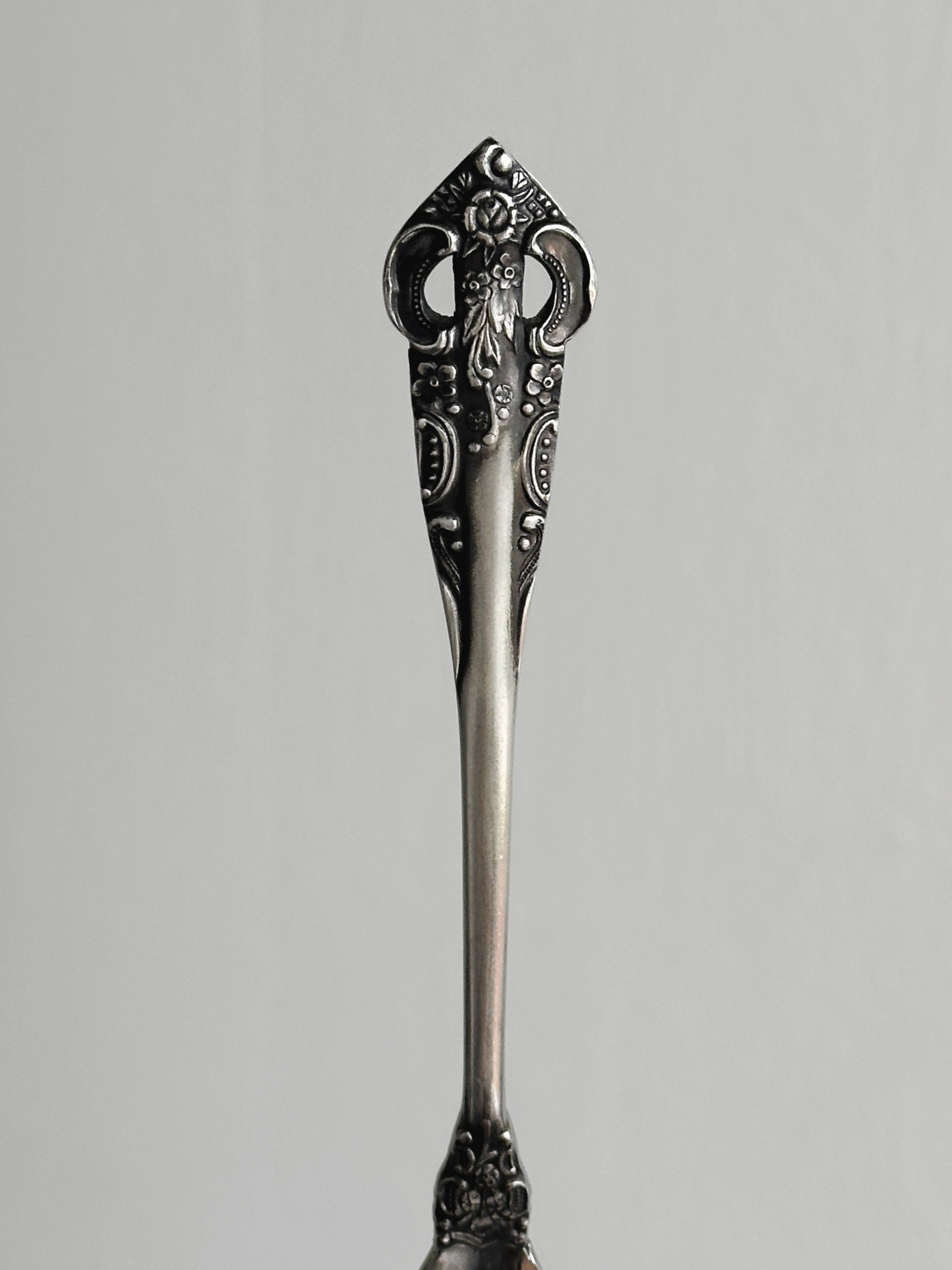 Cuillère en métal argenté décorative
