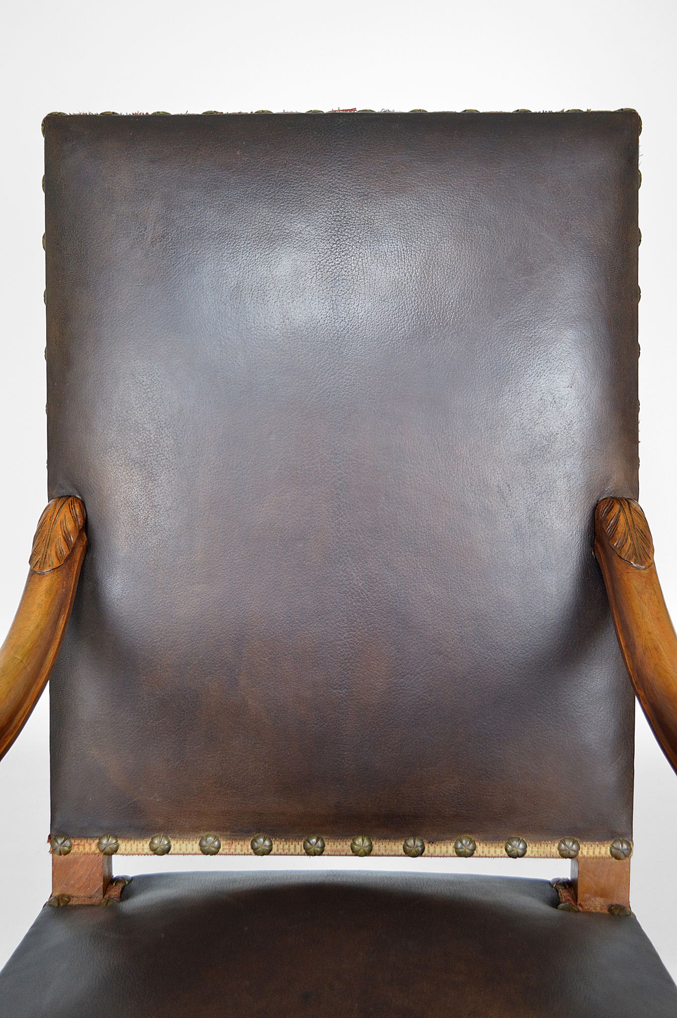 Fauteuil de bureau Louis XIII en cuir et noyer sculpté vers 1860