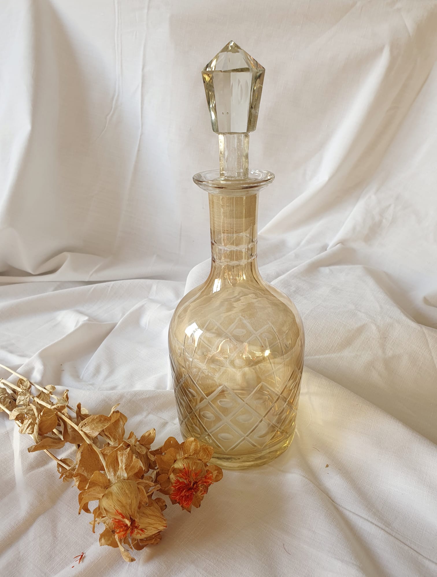 Carafe jaune en verre ciselé