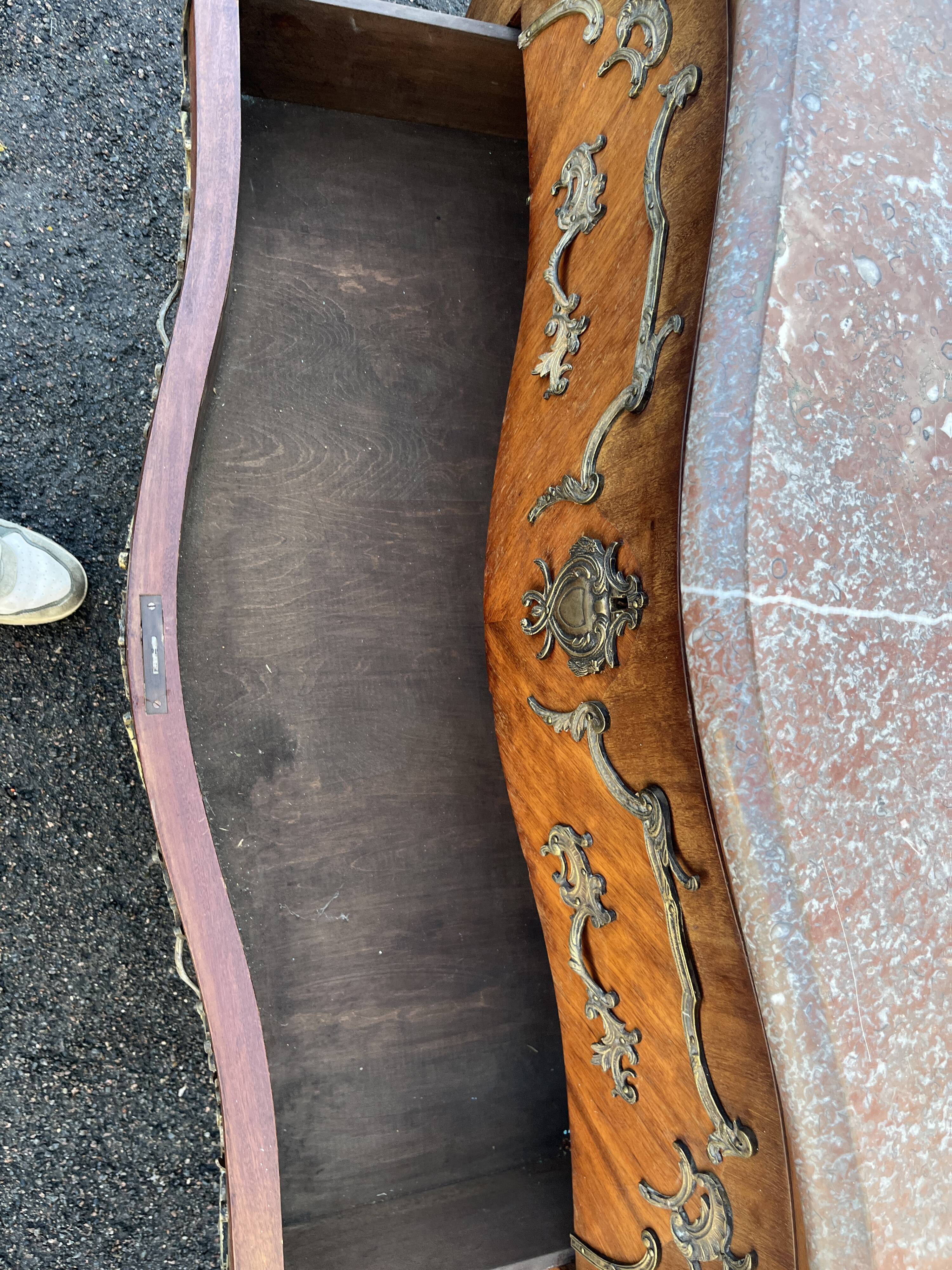 Commode Style Louis XV – 2 Tiroirs Bombés – Bois Marqueterie et Bronze