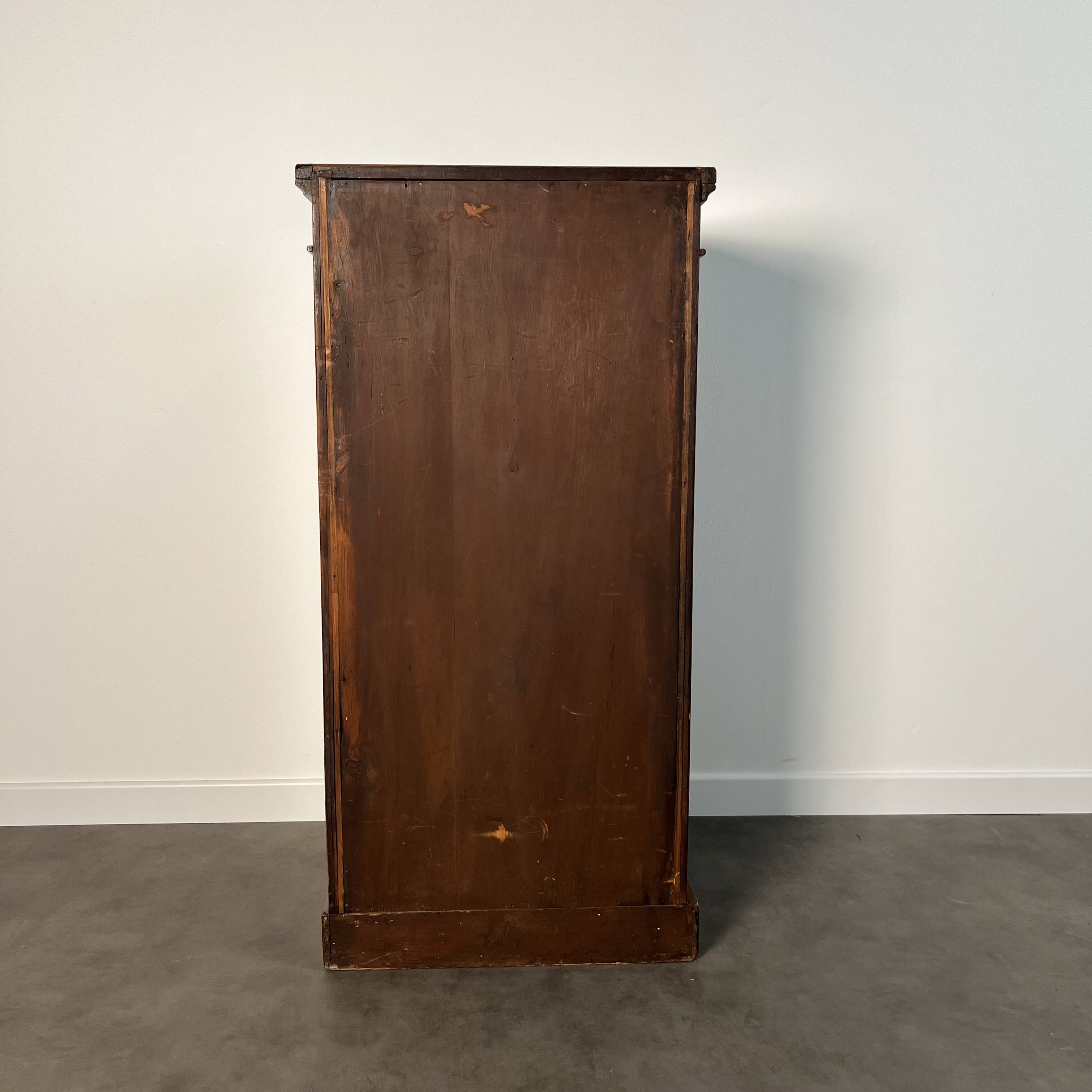Commode Wellington anglaise en placage de noyer, époque Victorienne