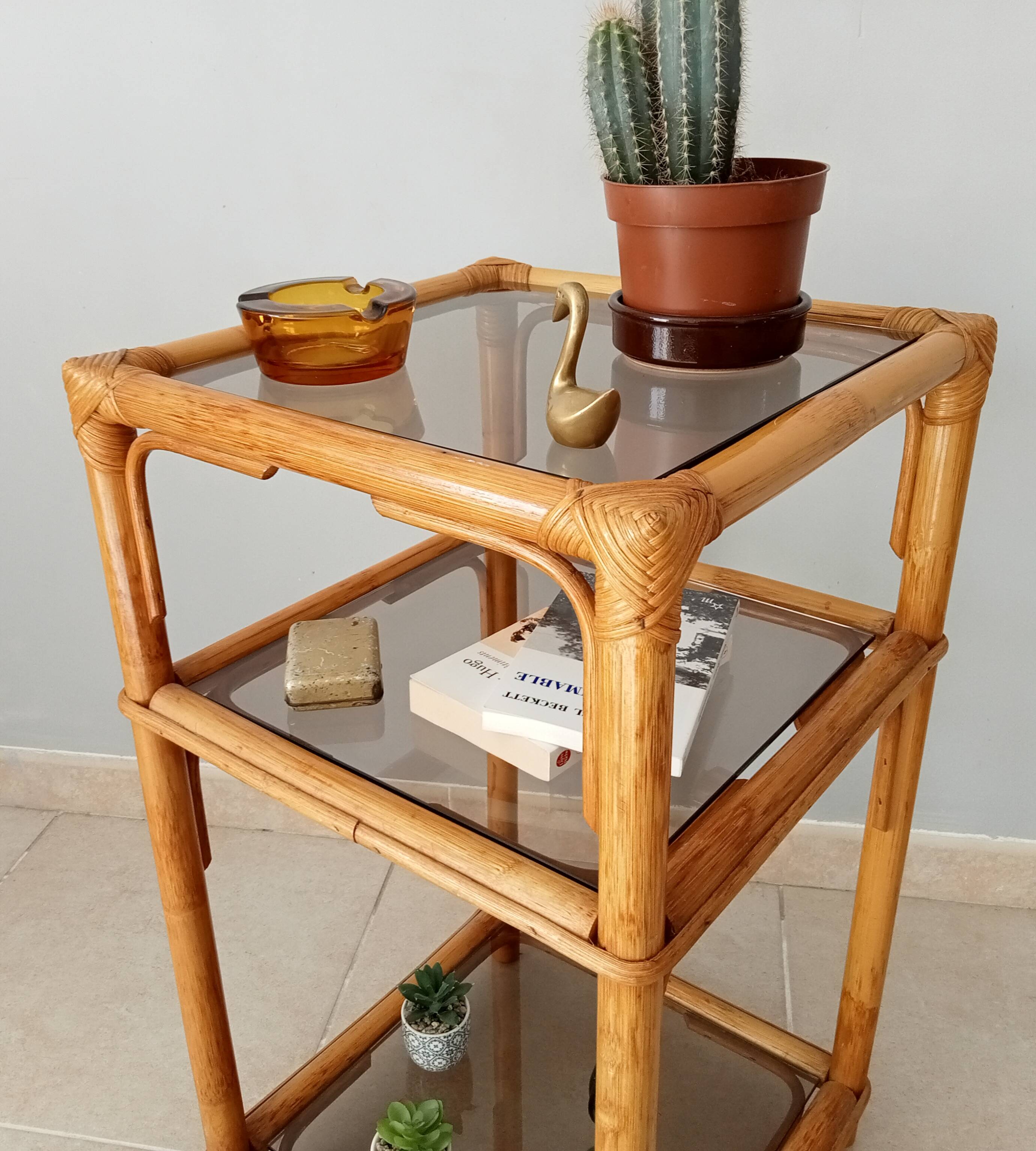 Étagère vintage en bambou, rotin et verre fumé années 70/80