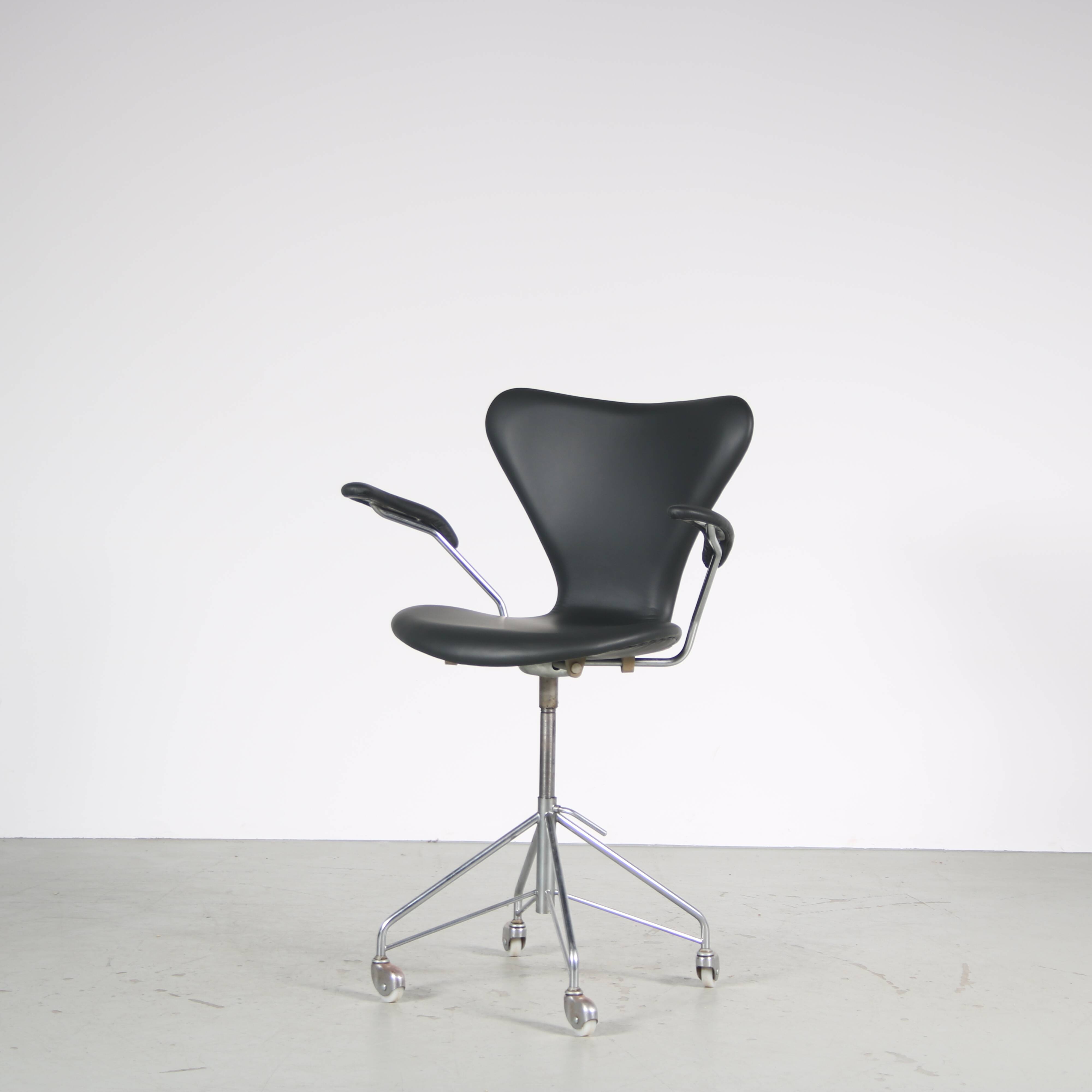 1950s “3217” Swivel desk chair by Arne Jacobsen for Fritz Hansen, Denmark