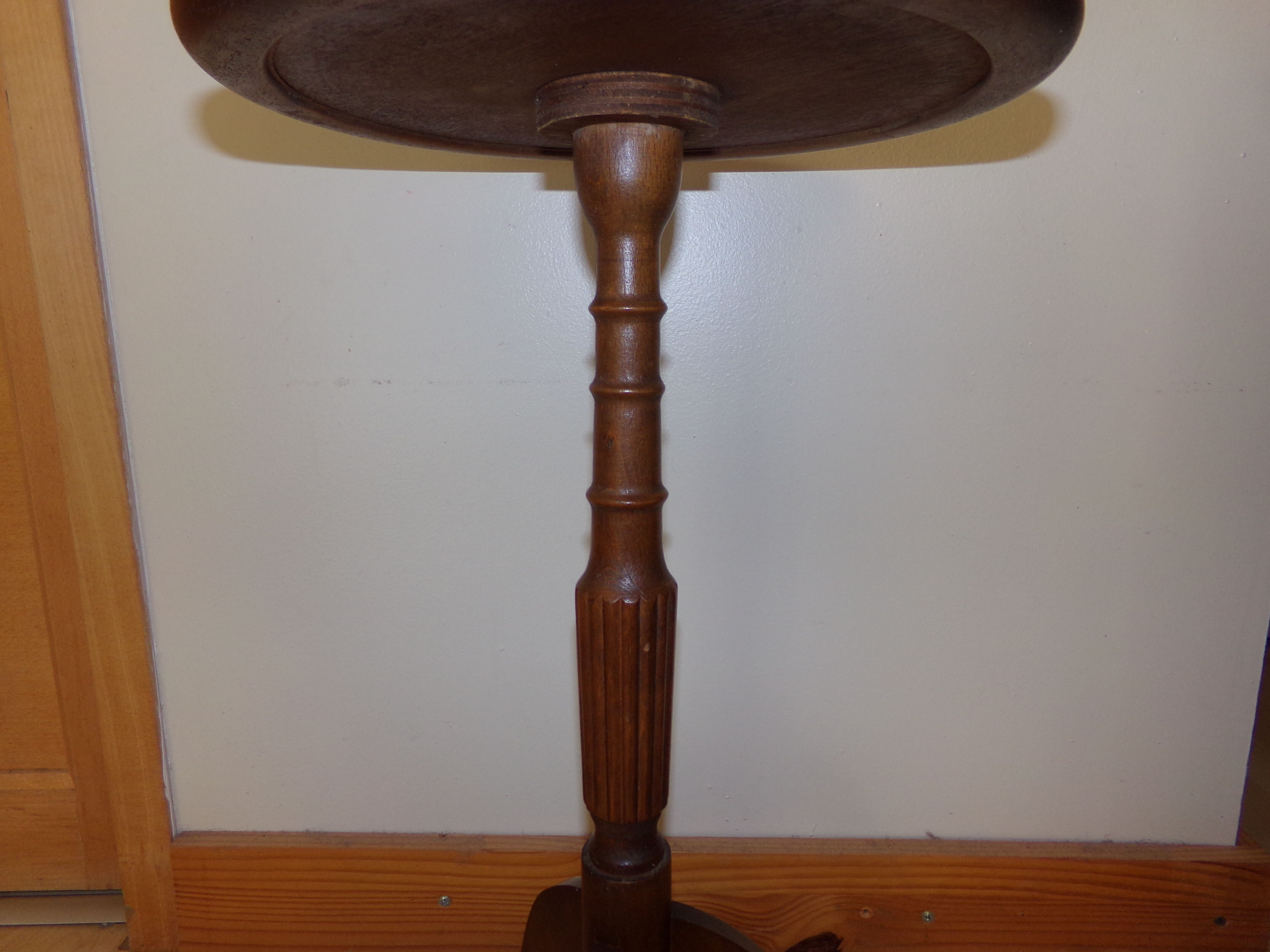 Table 3 wooden feet