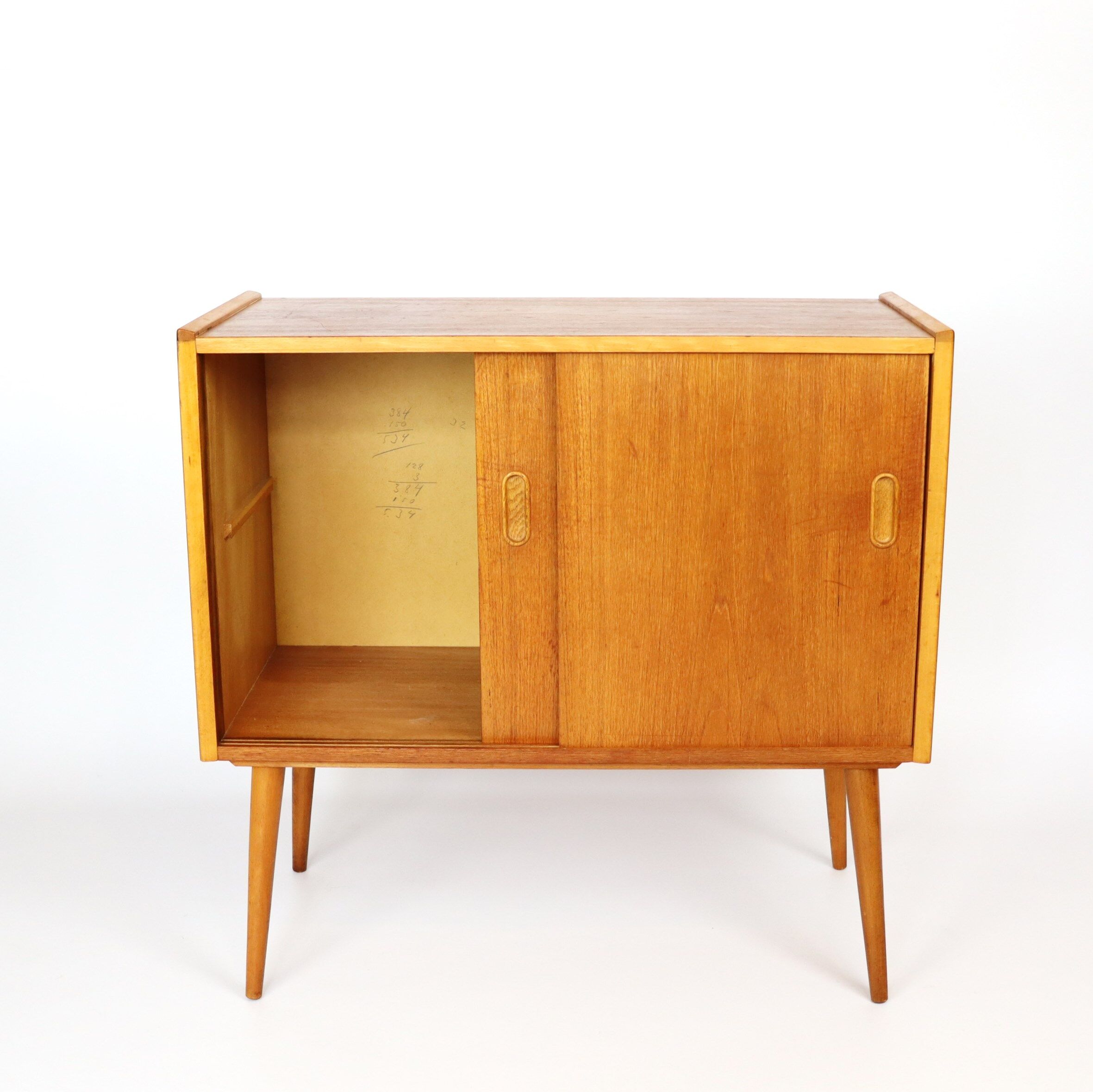 Buffet in teak feet compass