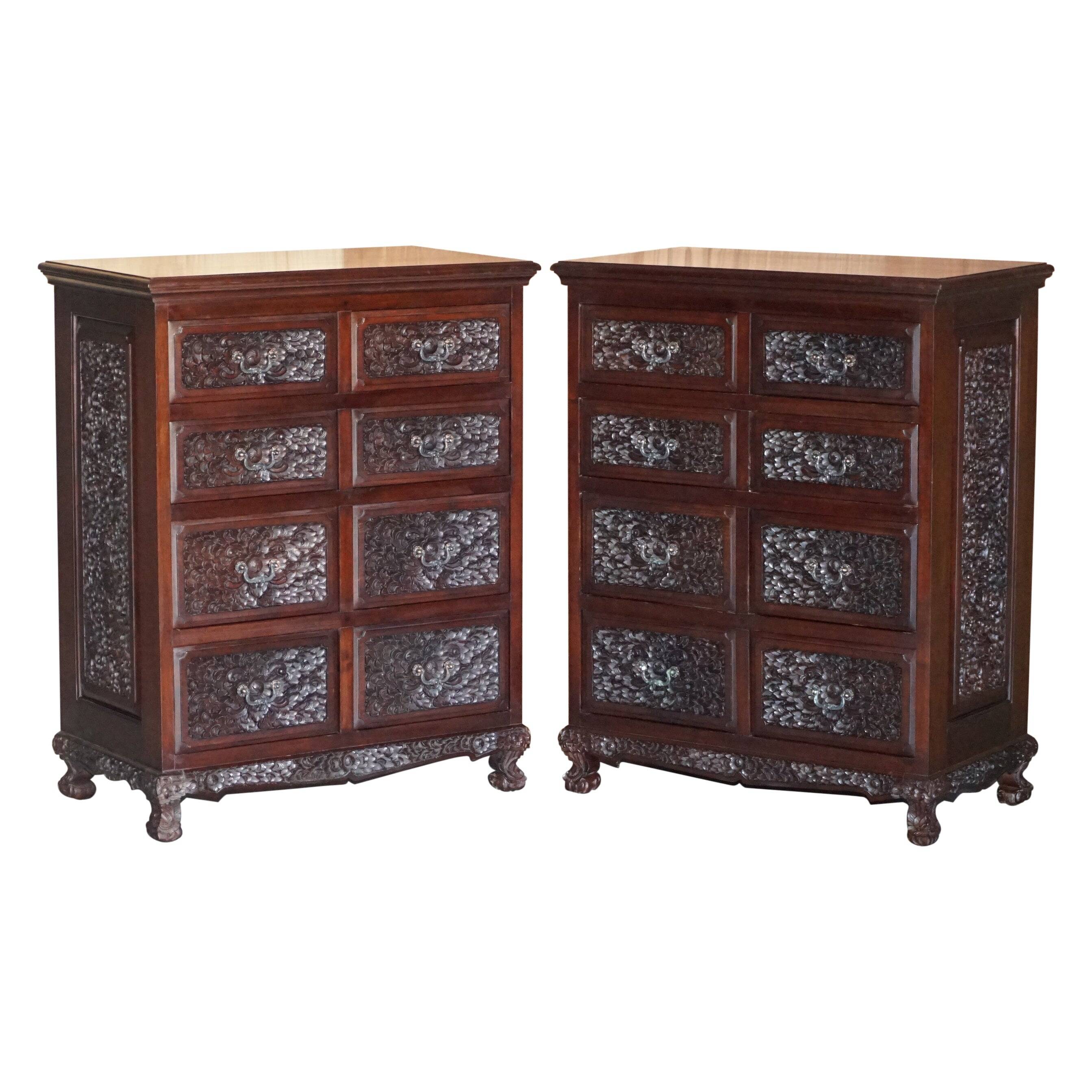 Paire de commodes vintage en bois dur sculpté