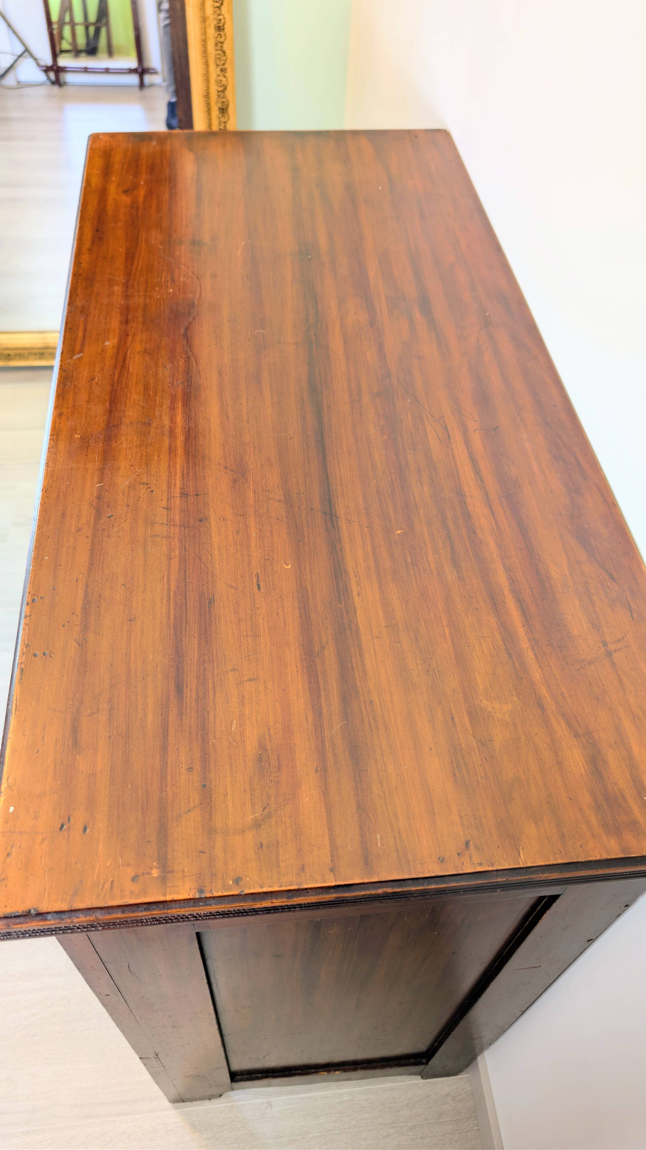 19th-century English commode in mahogany, with an antique patina and classic elegance.