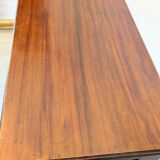 19th-century English commode in mahogany, with an antique patina and classic elegance.