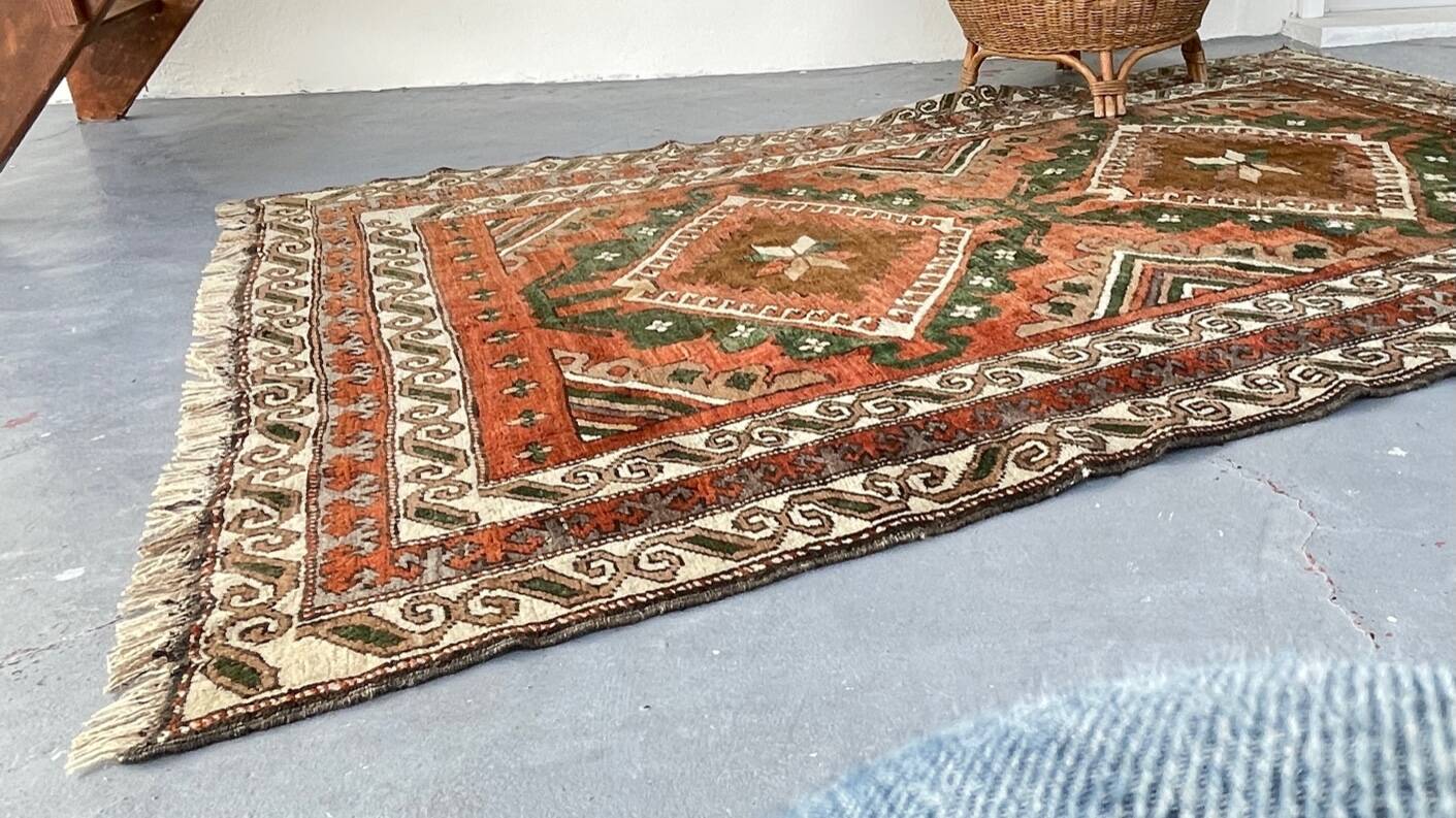 Vintage pure wool handcrafted oriental rug - 143cm x 208cm