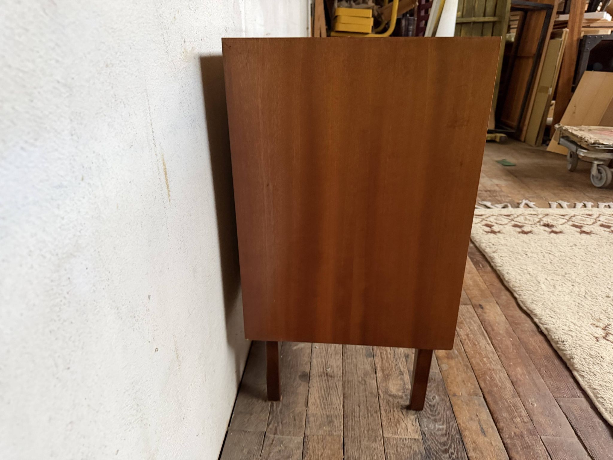 Superbe commode vintage en teck – Design élégant & poignées métal noir