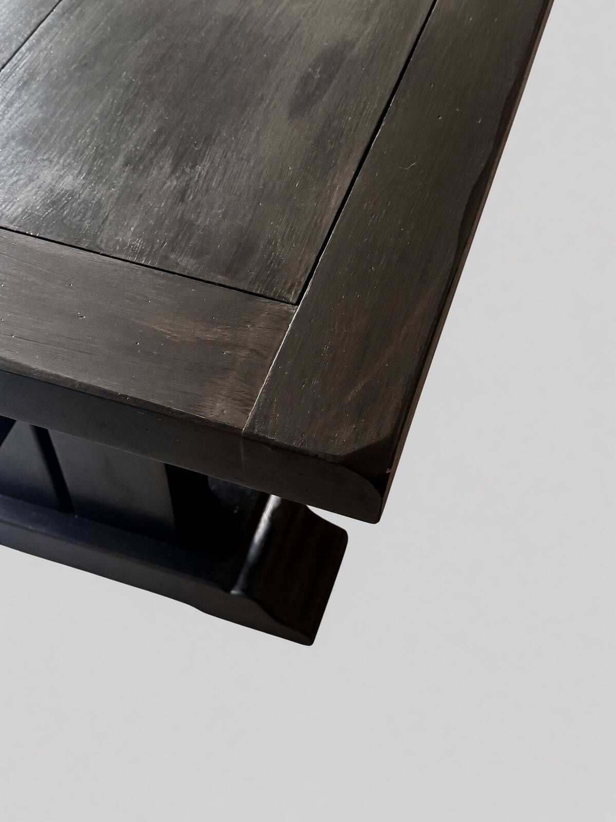 Wooden table with a black patina and two extensions – 180 to 260 cm
