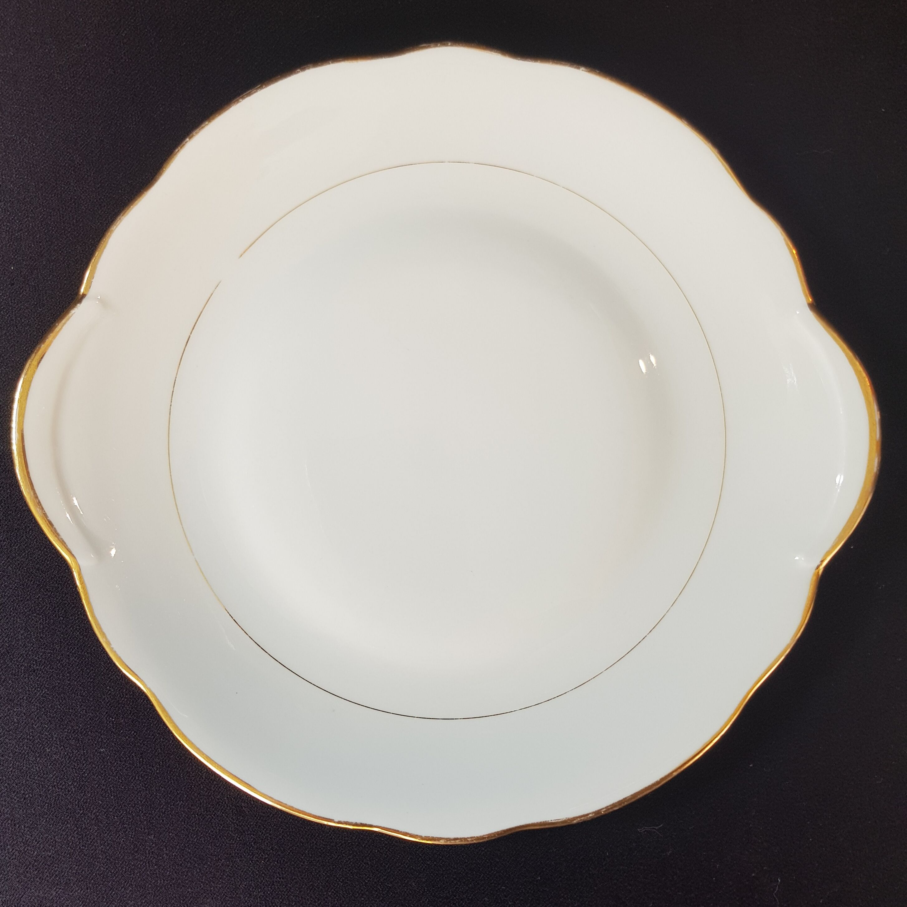 Porcelain presentation dish