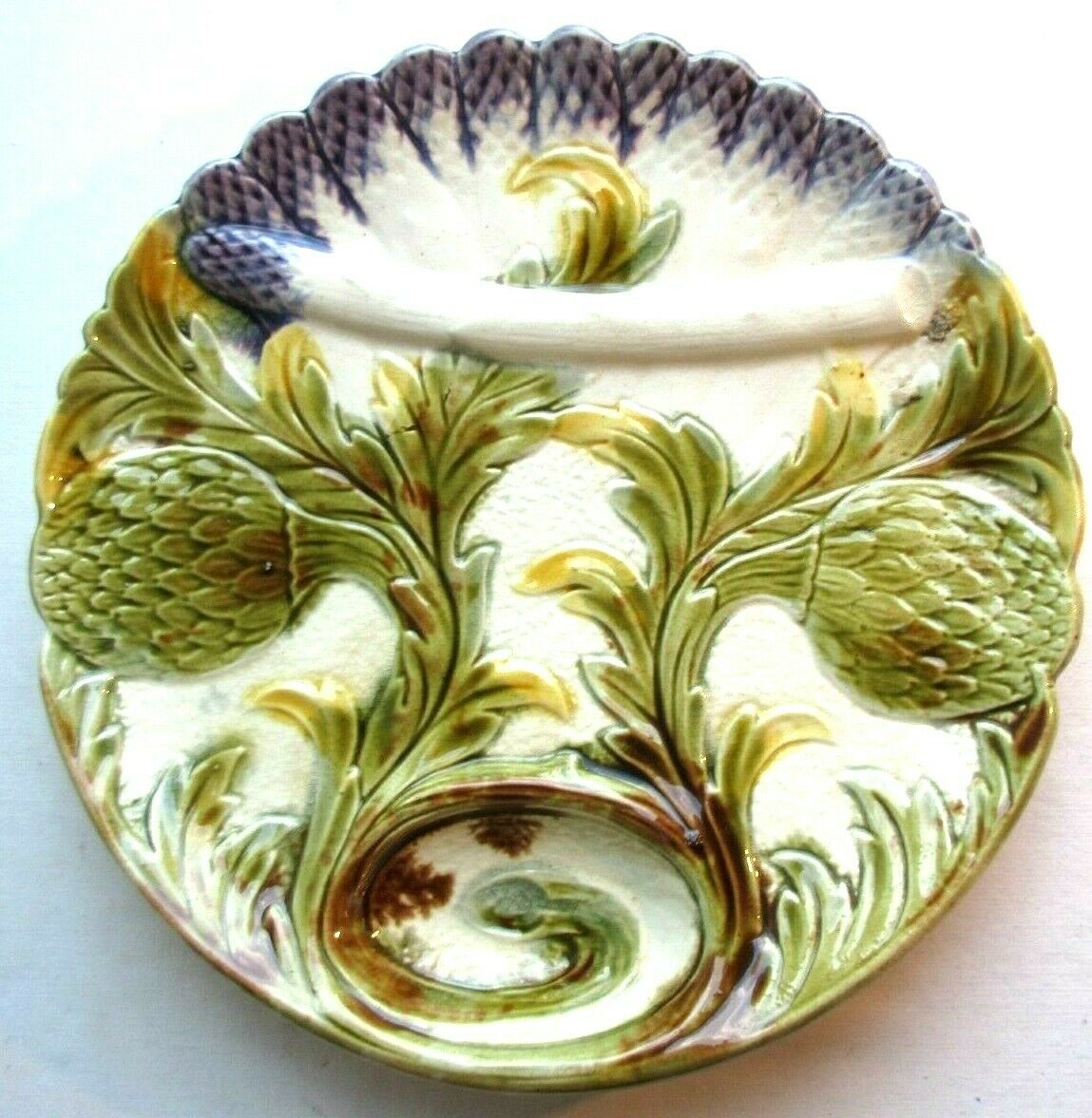 Old dabbling plate with 2 artichokes with leaves and several asparagus