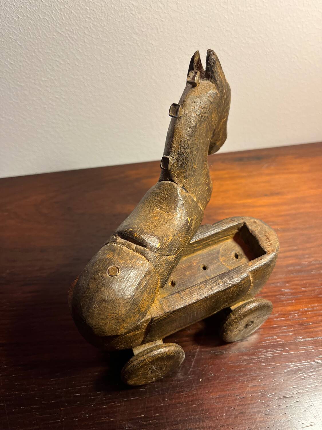 Cheval art populaire en bois sculpté