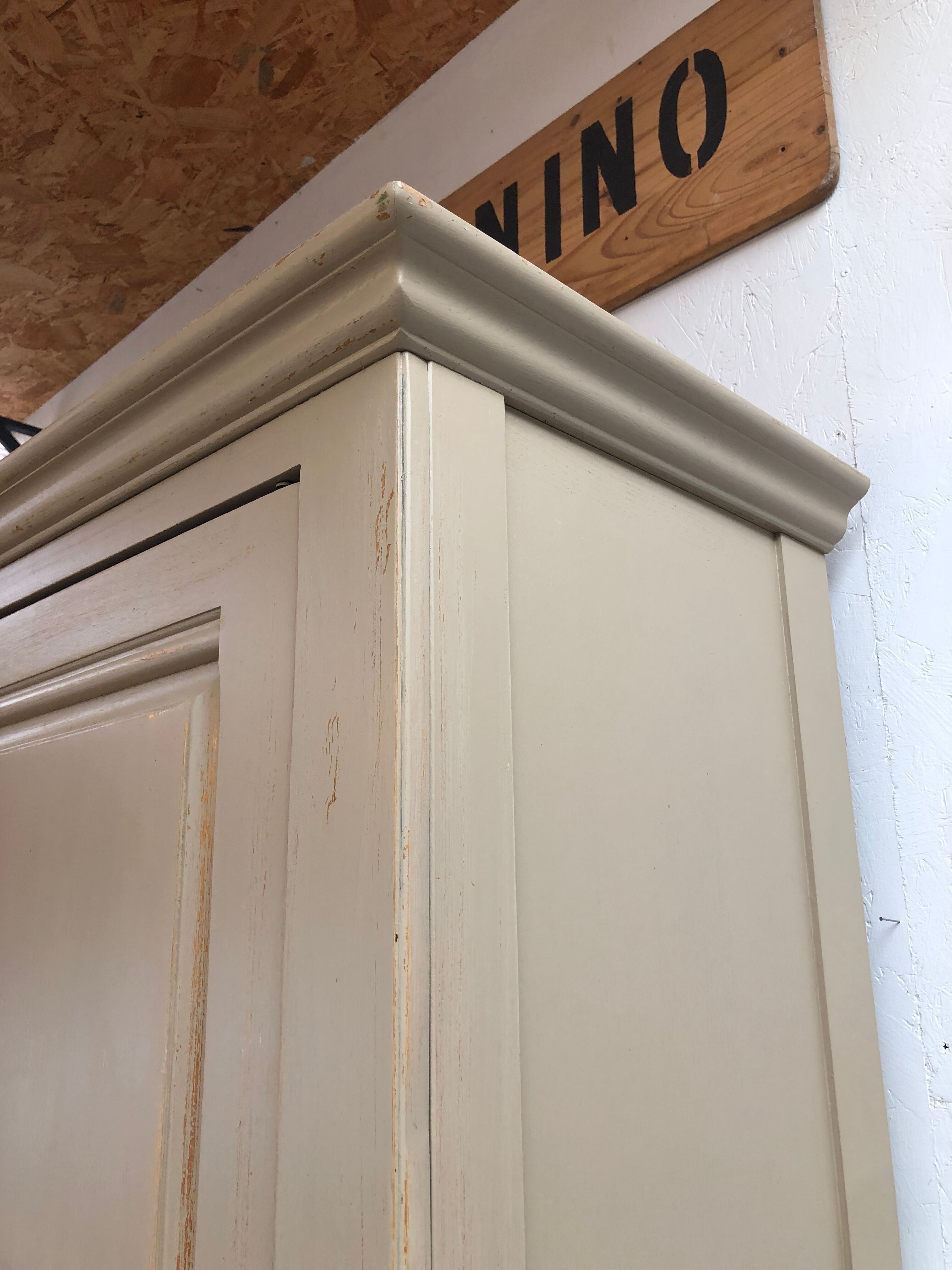 Wardrobe / hosiery maker