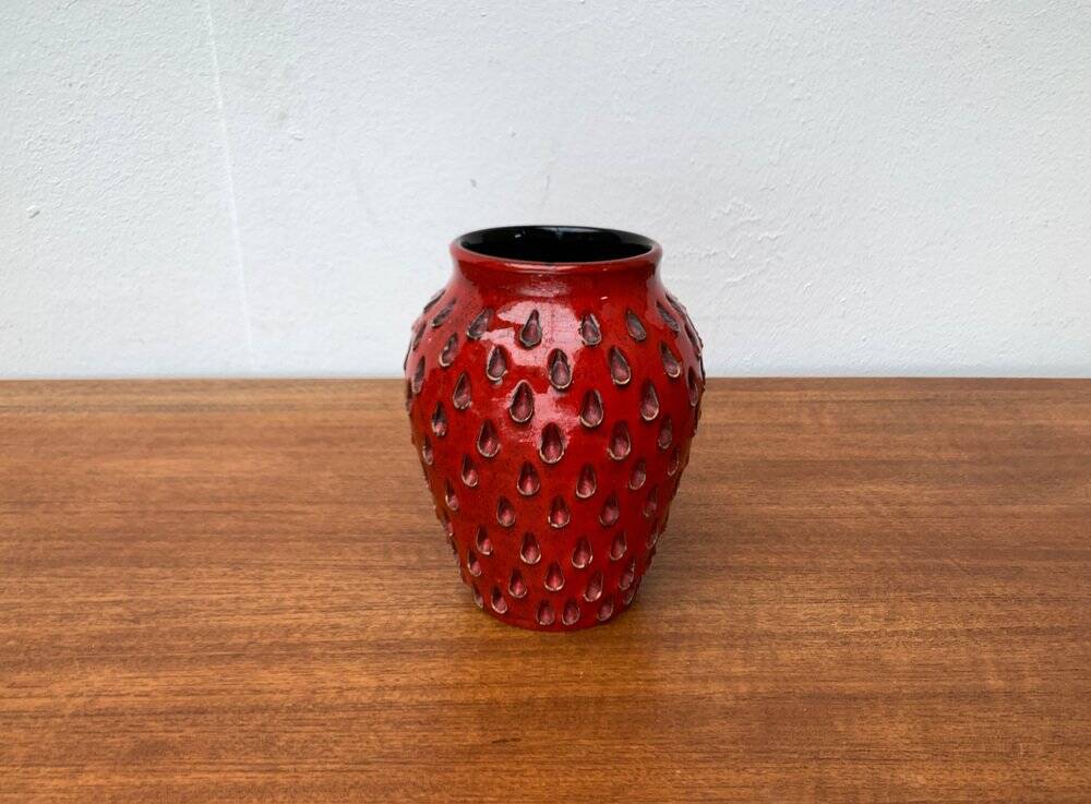 Strawberry ceramic vase from the mid-century by Fratelli Fanciullacci for Bitossi, 1960s.