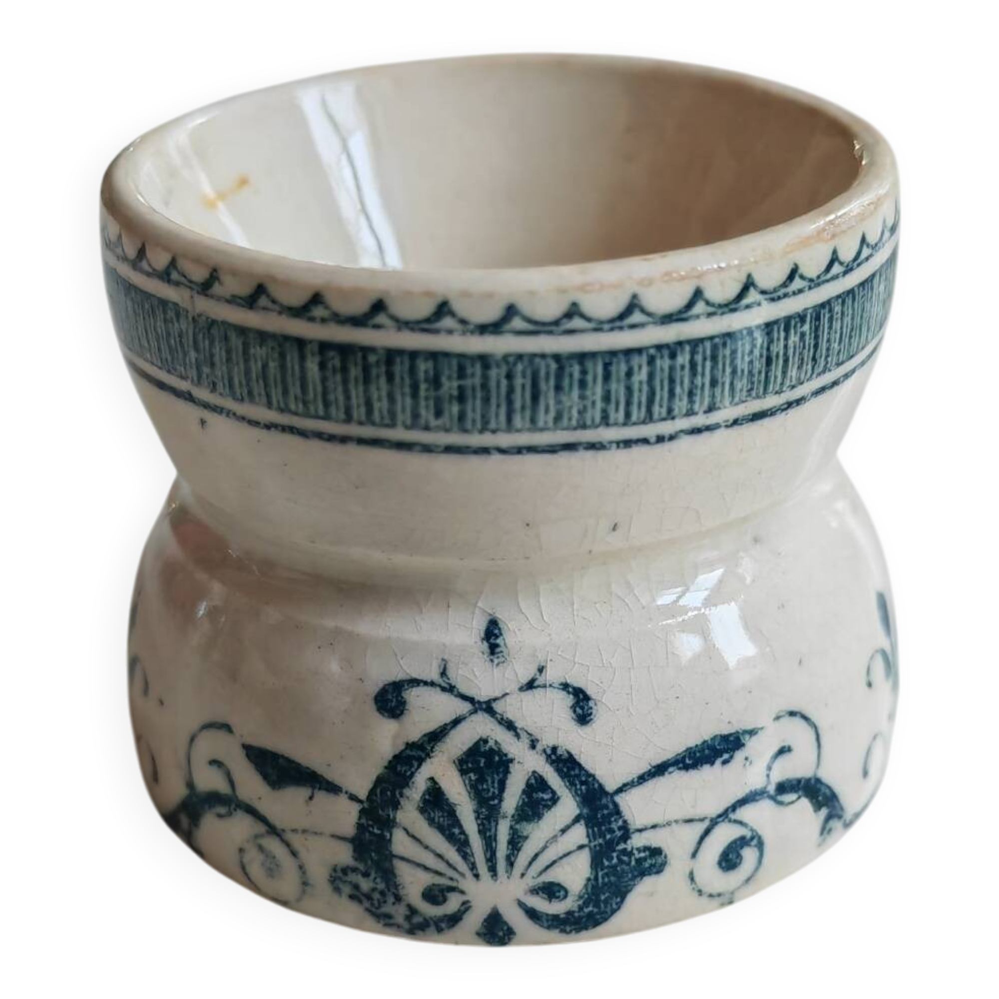 Iron earth egg cup