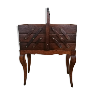 Oak sewing worker
