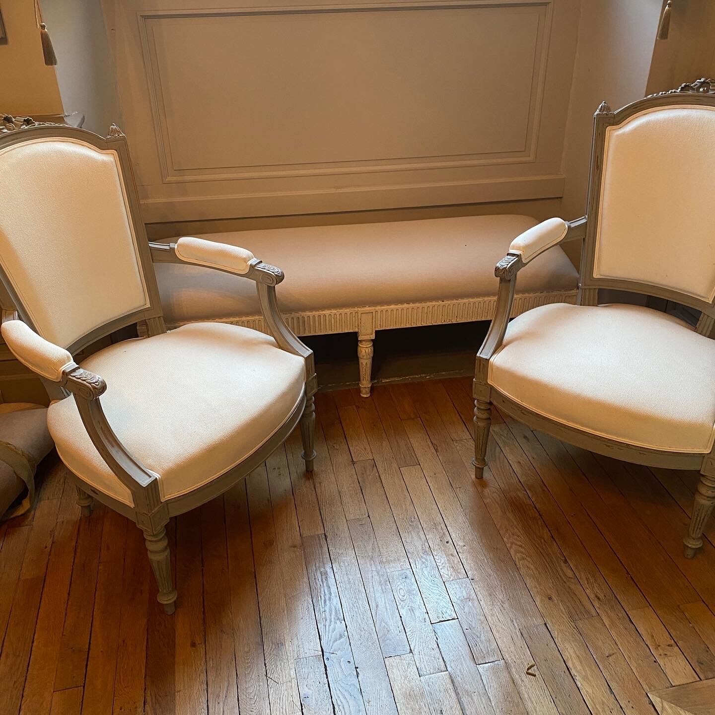 Paire de fauteuils style Louis XVI