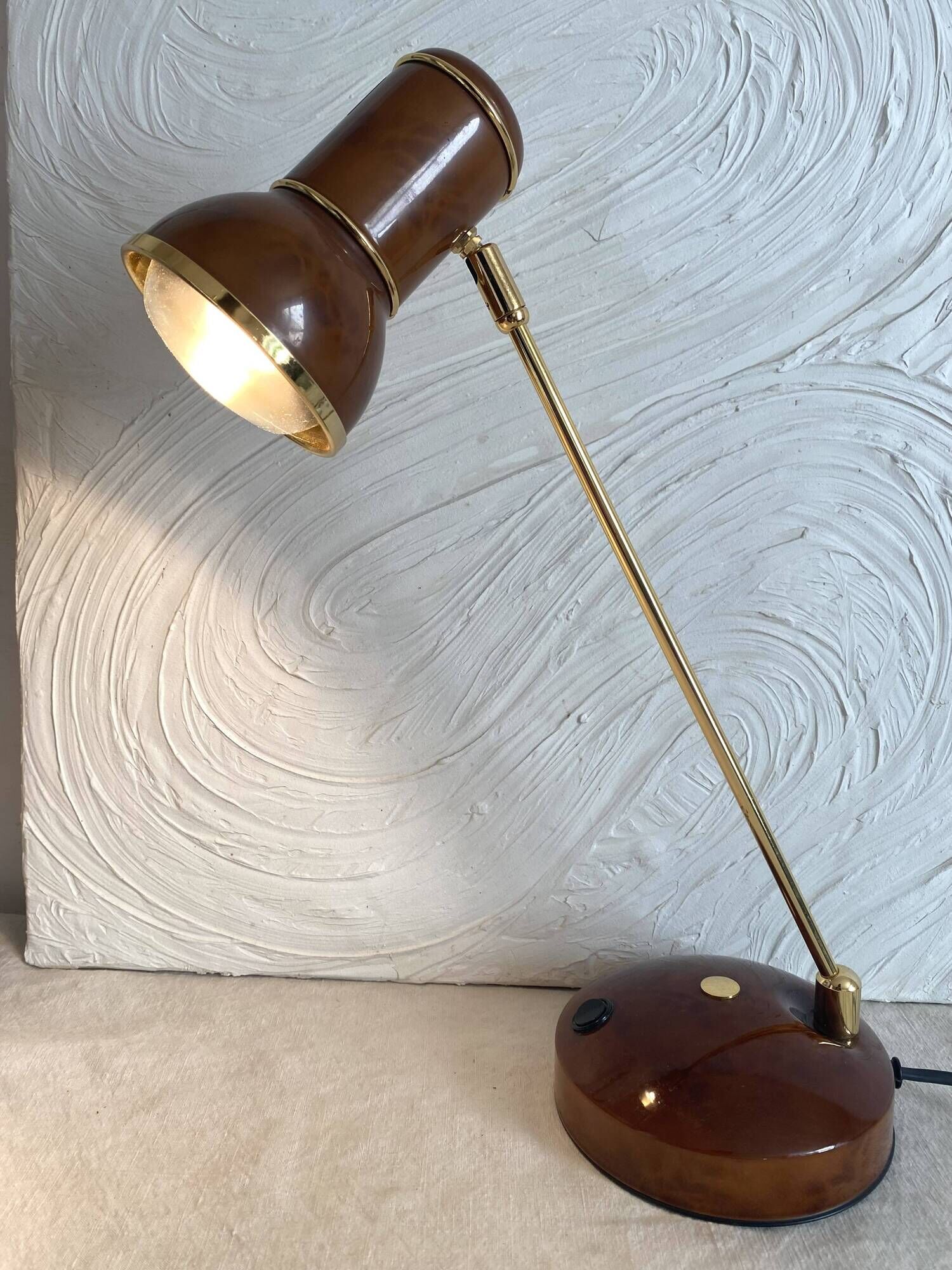 Desk lamp with an elm magnifying glass look from the 1980s.