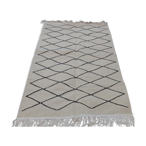 Tapis blanc et noir berbère fait