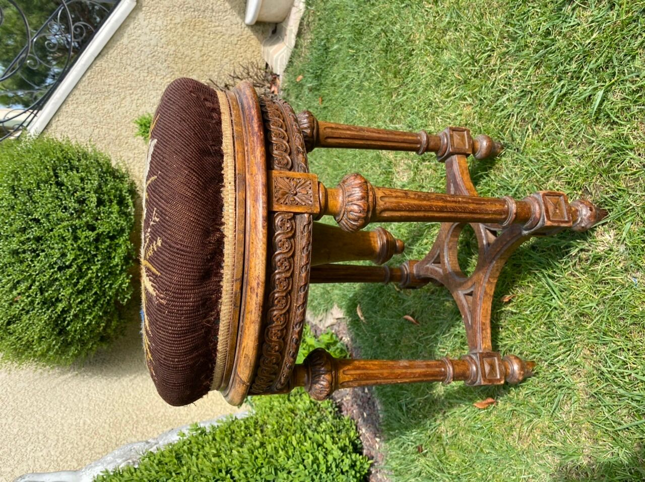 Piano stool in walnut style Louis XVI