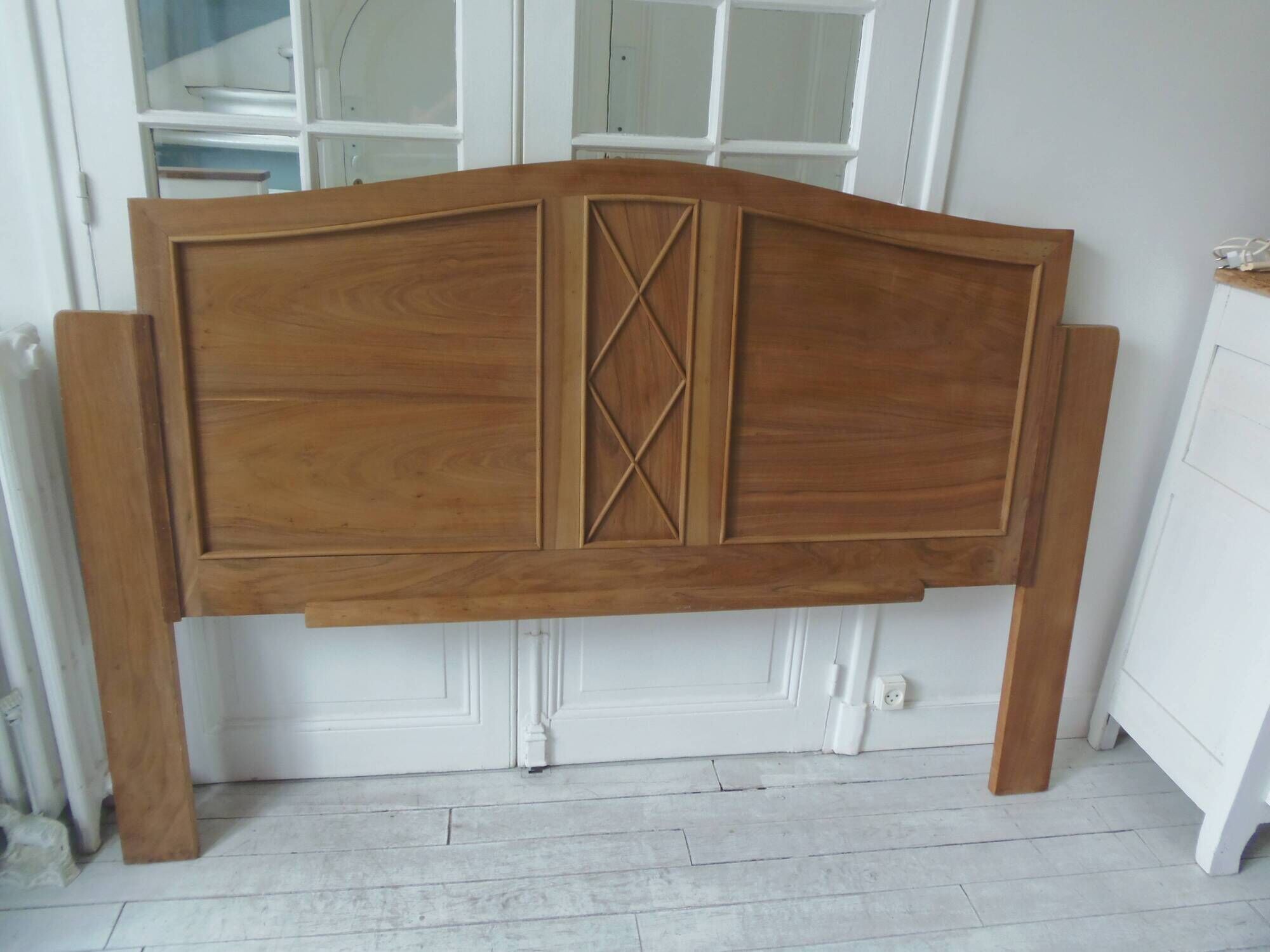 Headboard for a 160 bed in solid walnut. Unique piece made from old elements.