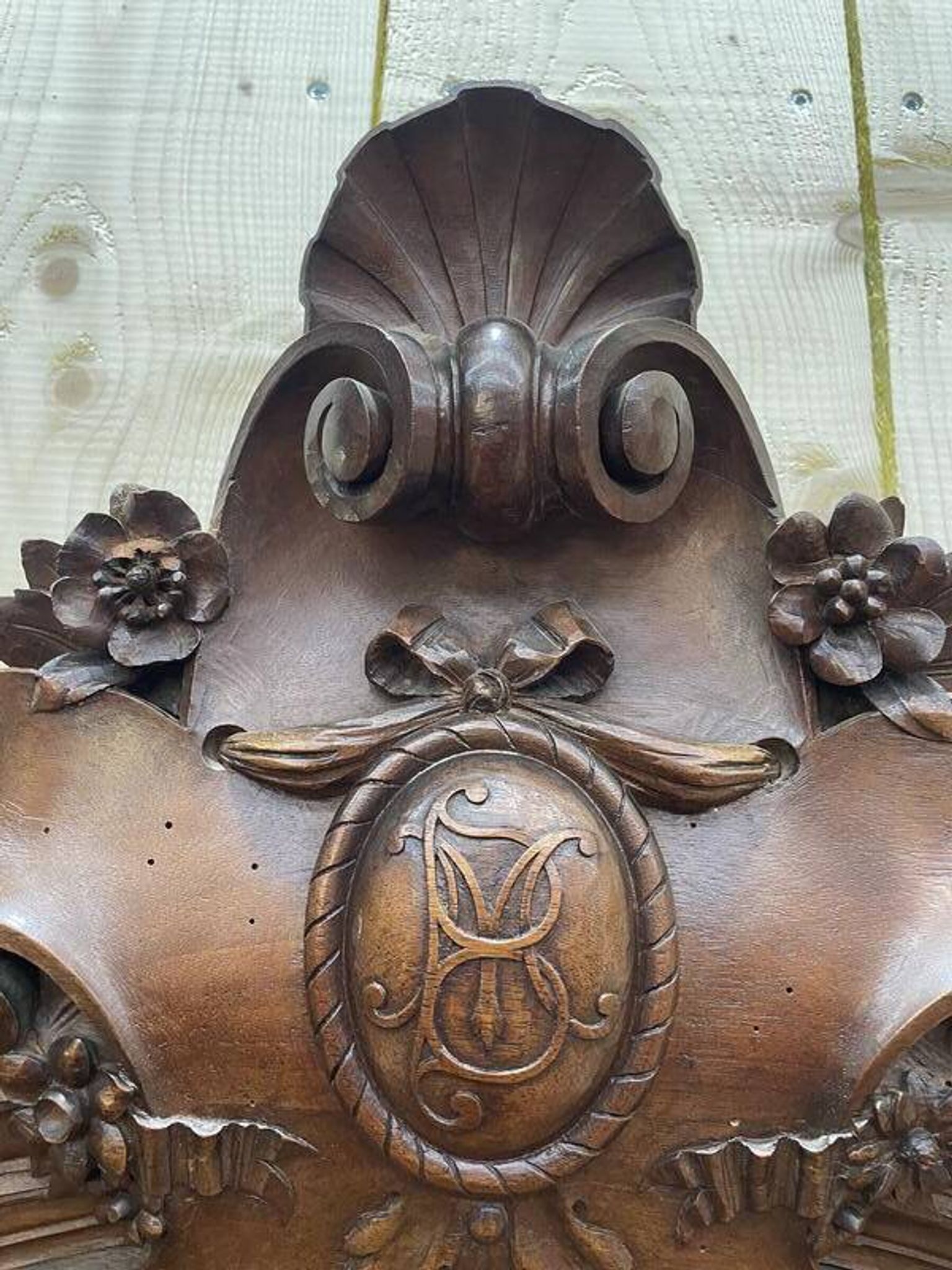 Miroir en noyer sculptée Napoléon III