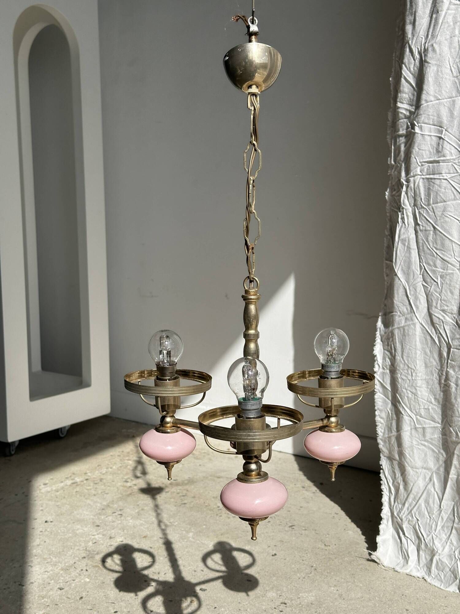 Petit lustre rose et doré à 3 bras de lumières