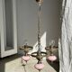 Petit lustre rose et doré à 3 bras de lumières