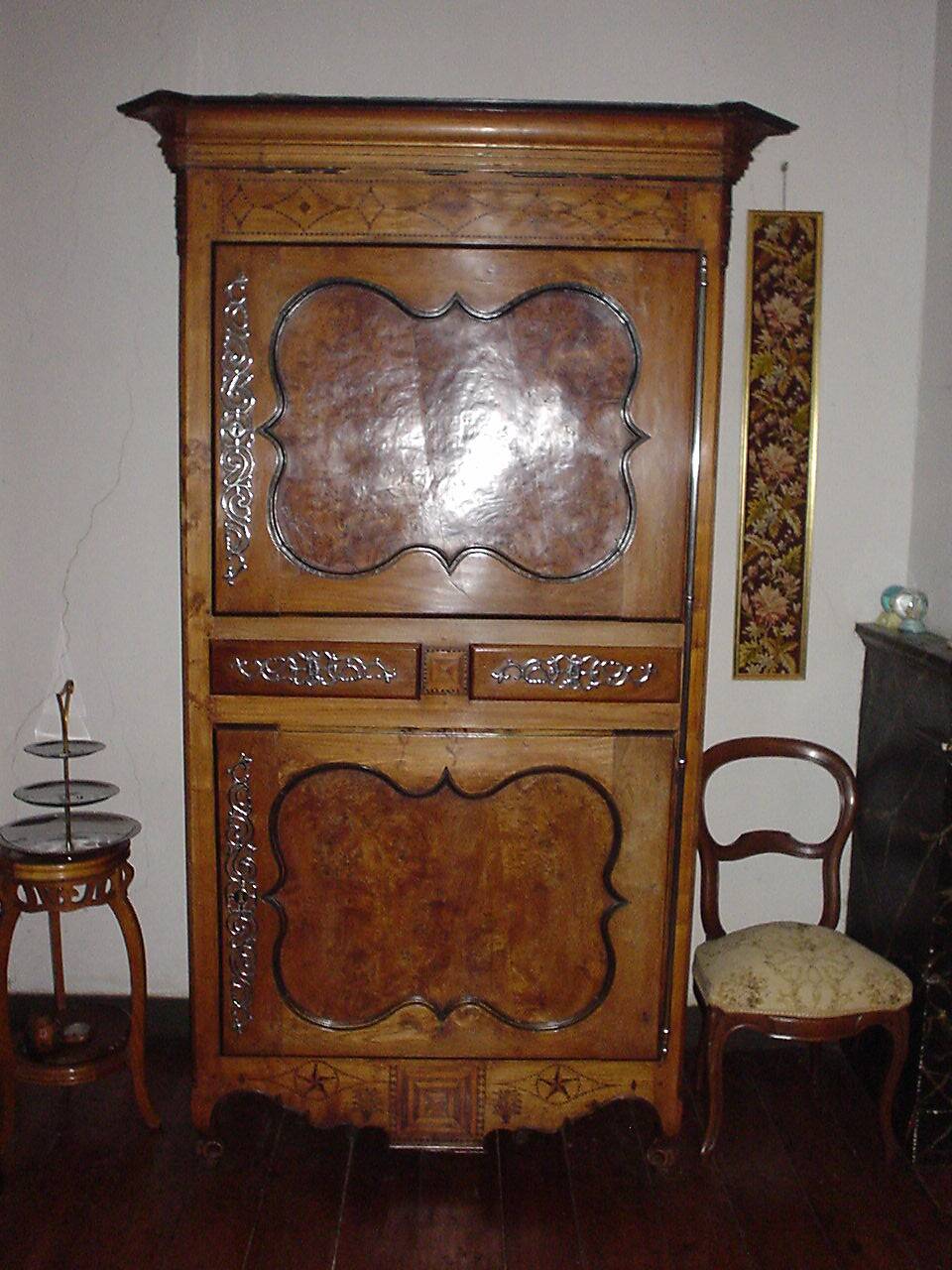 Standing man Louis XV in solid elm