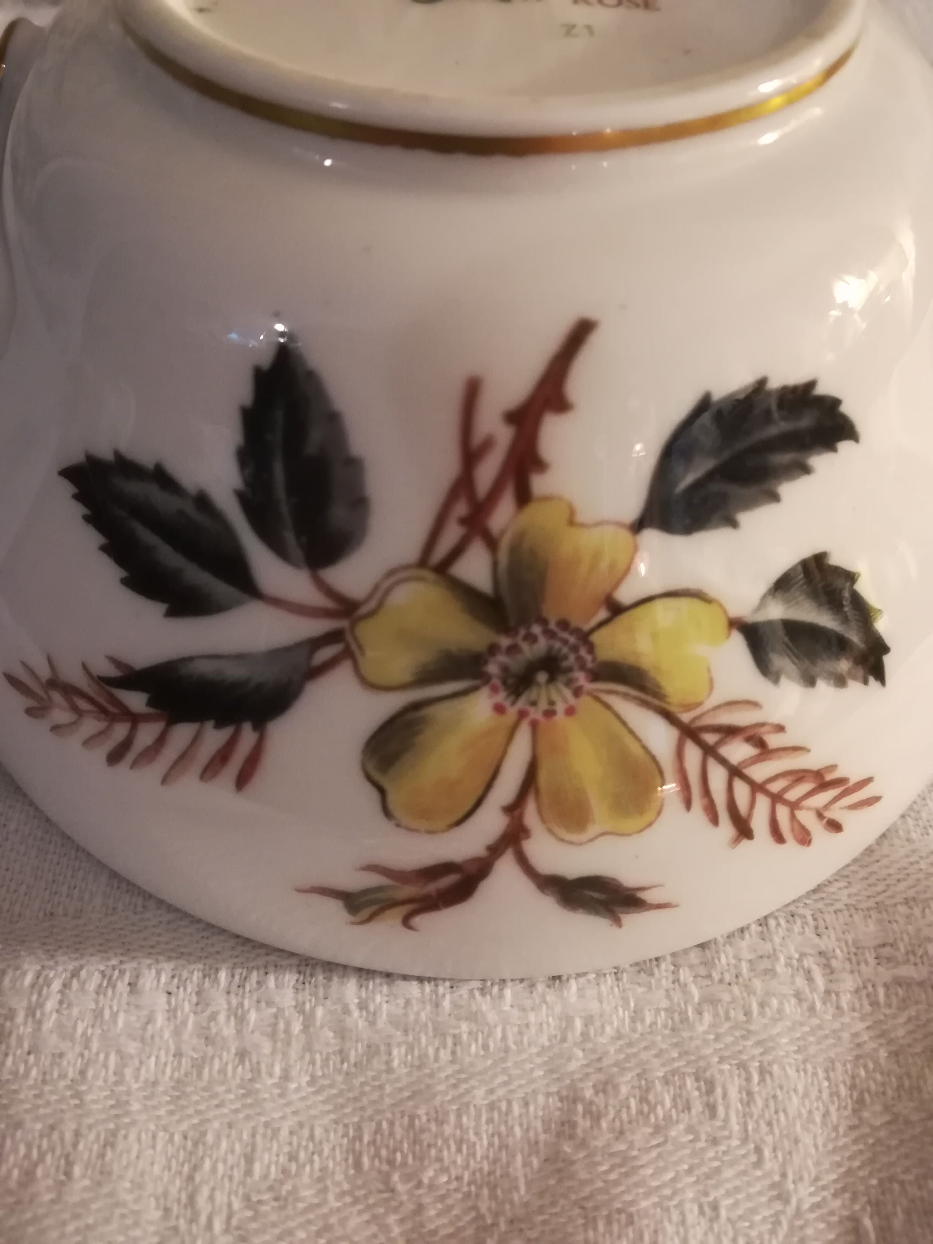 Serving to consume wedgwood bone china - yellow rose - 6 cups with under cups