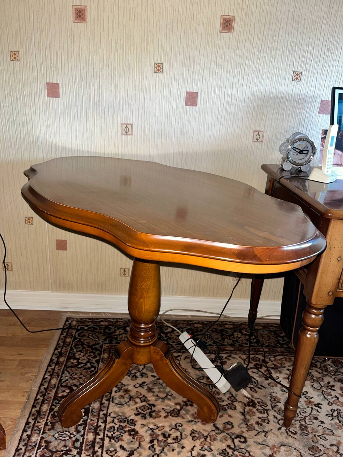 Table en merisier - pied central sculpté